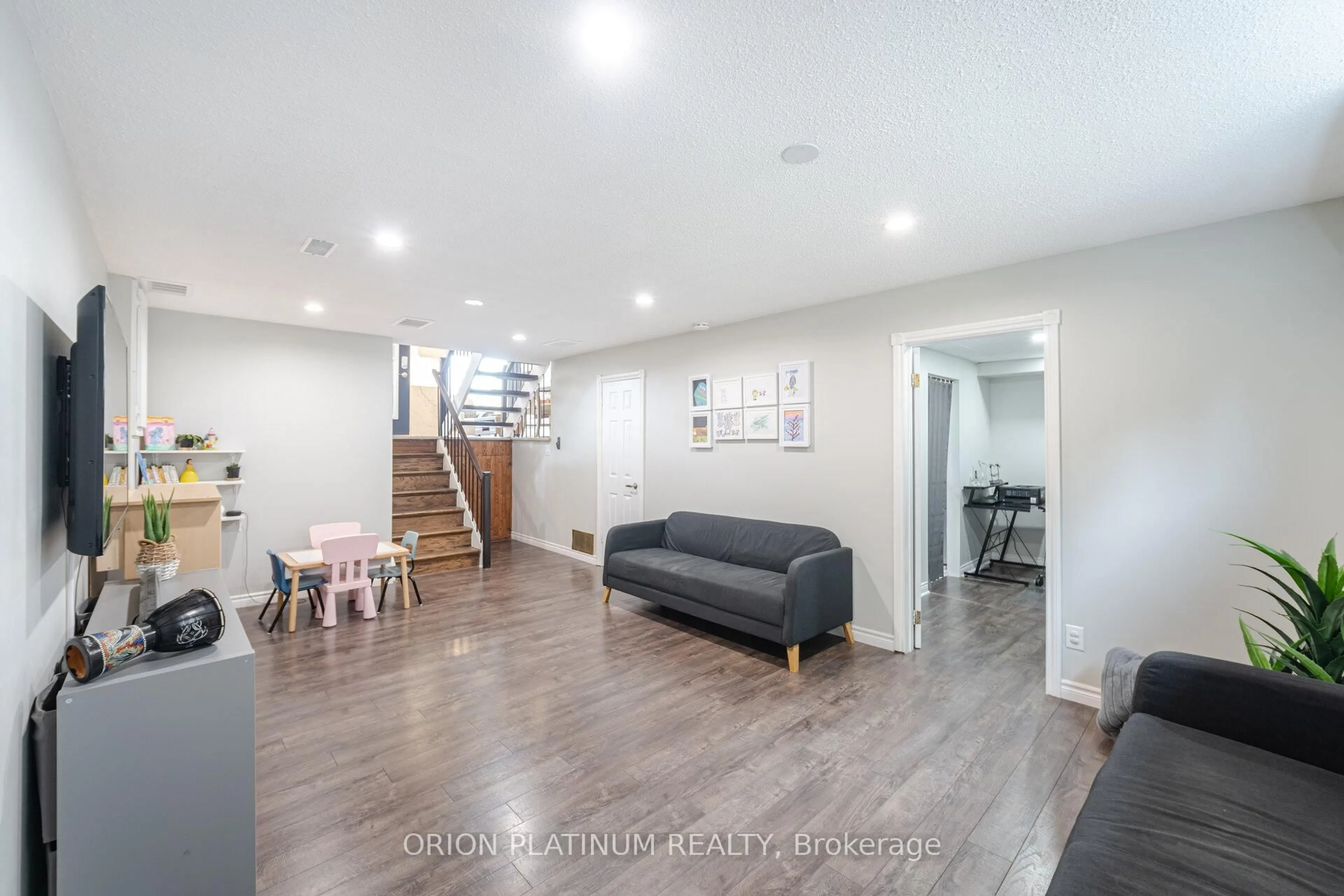 Unknown for 2504 Mainroyal St, Mississauga Ontario L5L 1C9