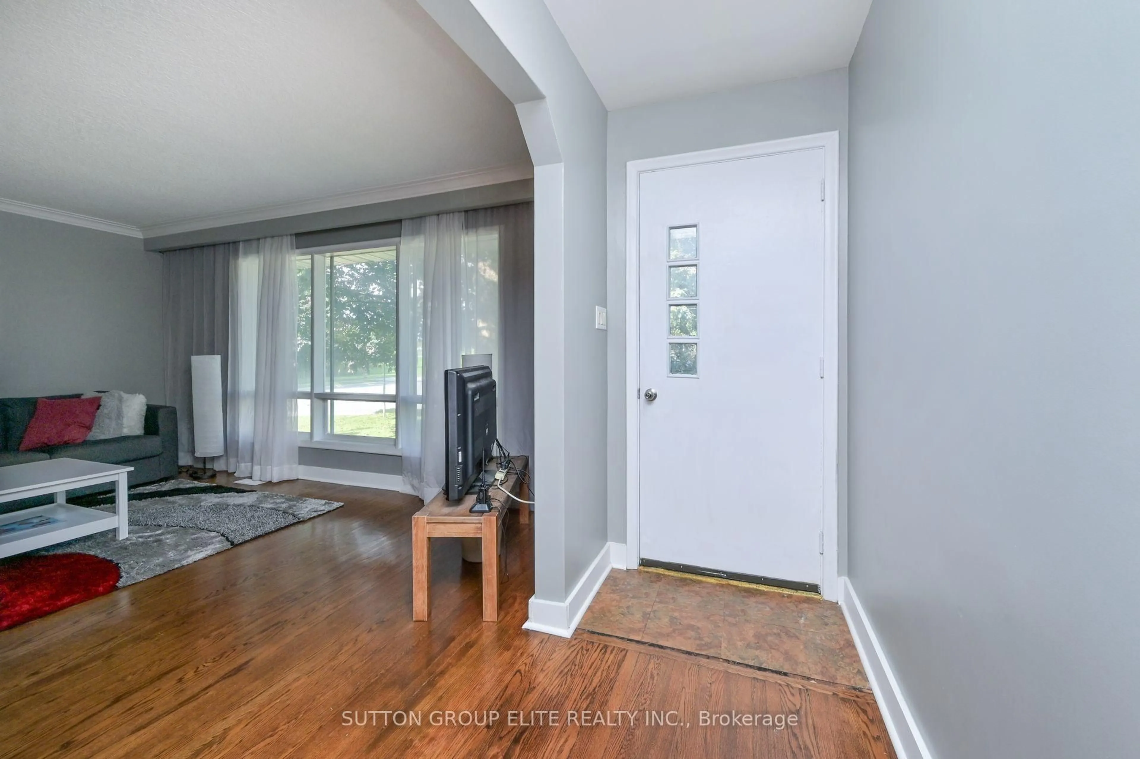 Indoor entryway for 1238 Claredale Rd, Mississauga Ontario L5G 1T9