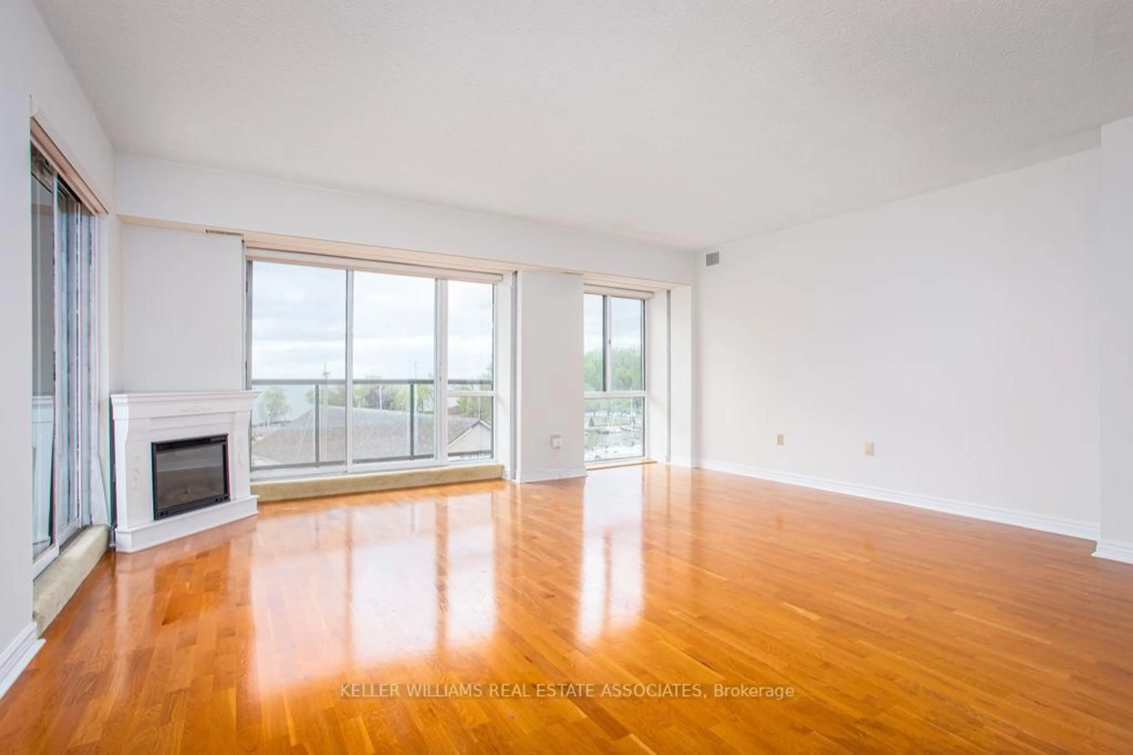 A pic of a room for 102 Bronte Rd #315, Oakville Ontario L6L 6J5