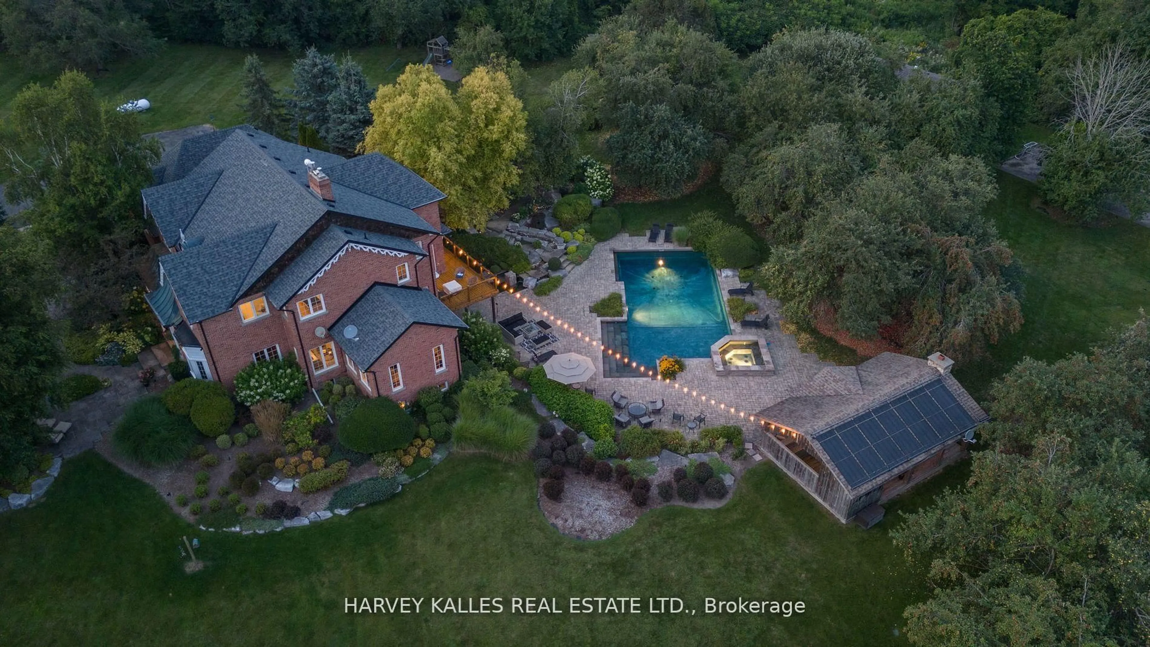 A pic from outside/outdoor area/front of a property/back of a property/a pic from drone, water/lake/river/ocean view for 3 Rutland Hill Crt, Caledon Ontario L7C 0B4
