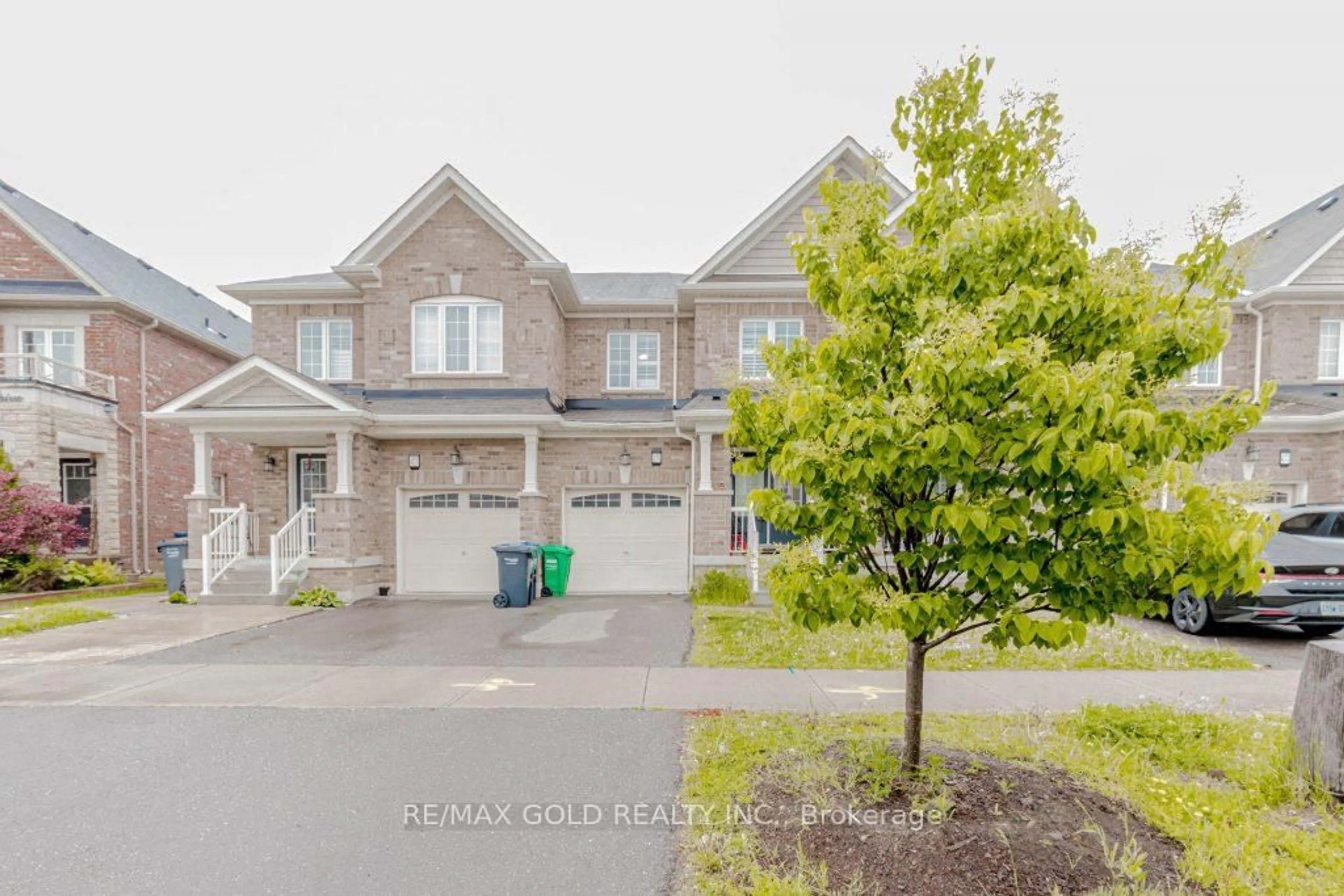 A pic from outside/outdoor area/front of a property/back of a property/a pic from drone, street for 475 Queen Mary Dr, Brampton Ontario L7A 0C7