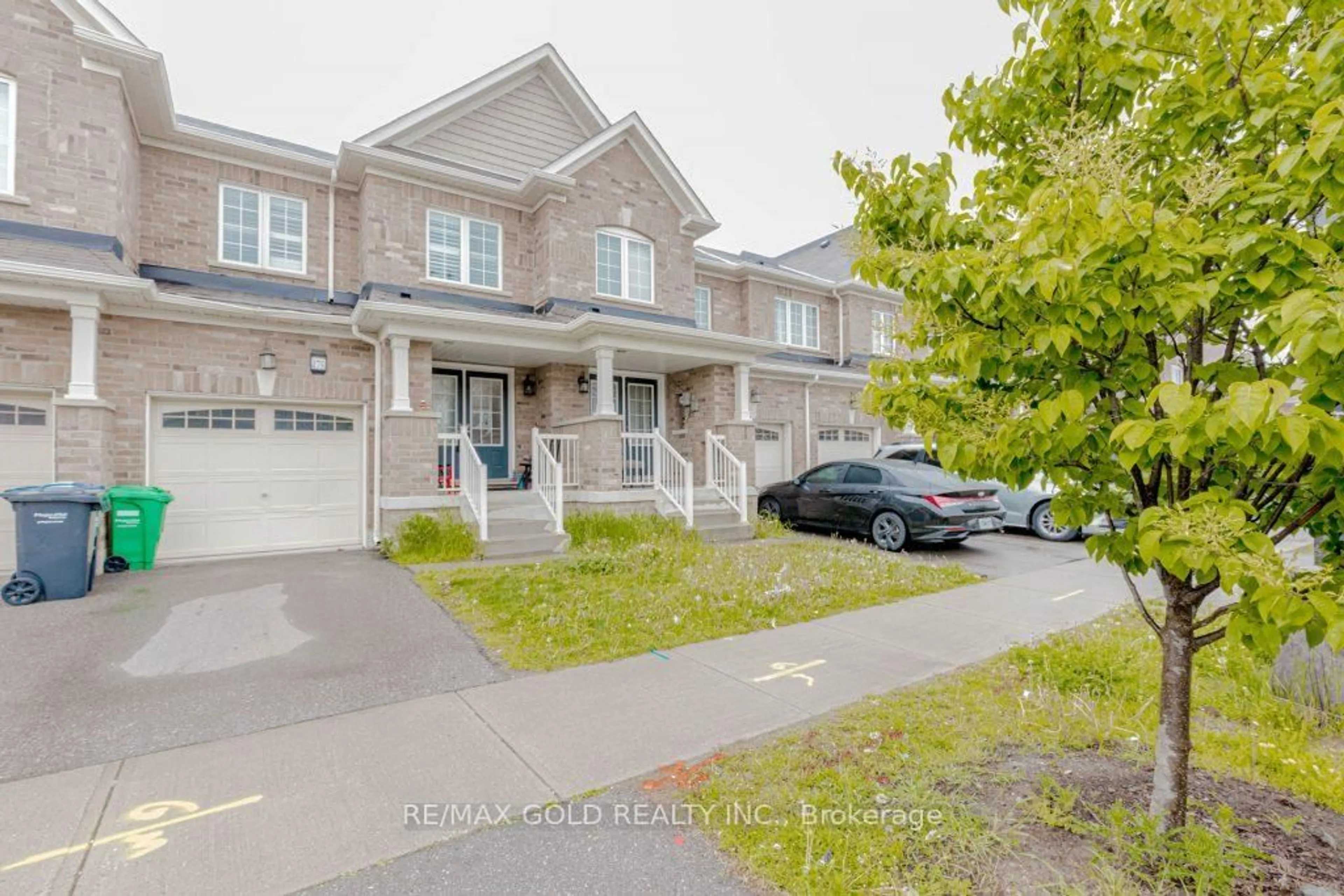 A pic from outside/outdoor area/front of a property/back of a property/a pic from drone, street for 475 Queen Mary Dr, Brampton Ontario L7A 0C7