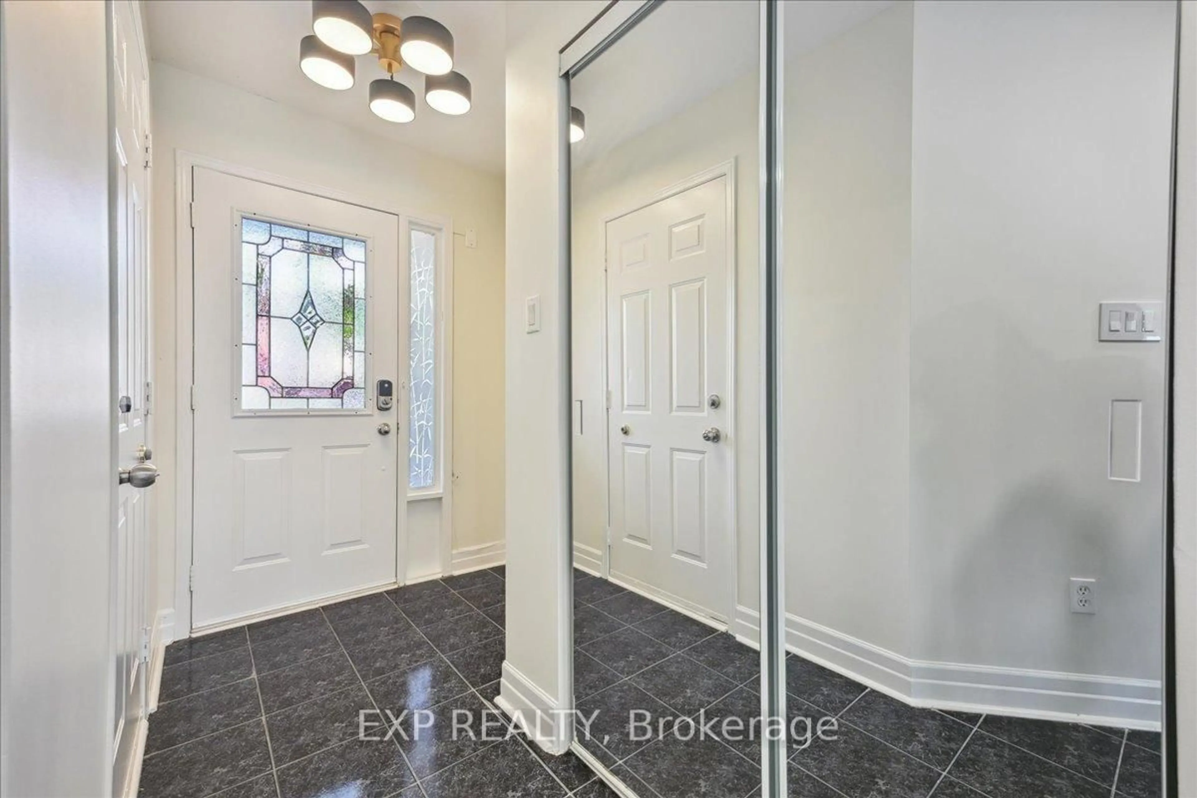 Indoor entryway for 2920 Headon Forest Dr, Burlington Ontario L7M 4H1
