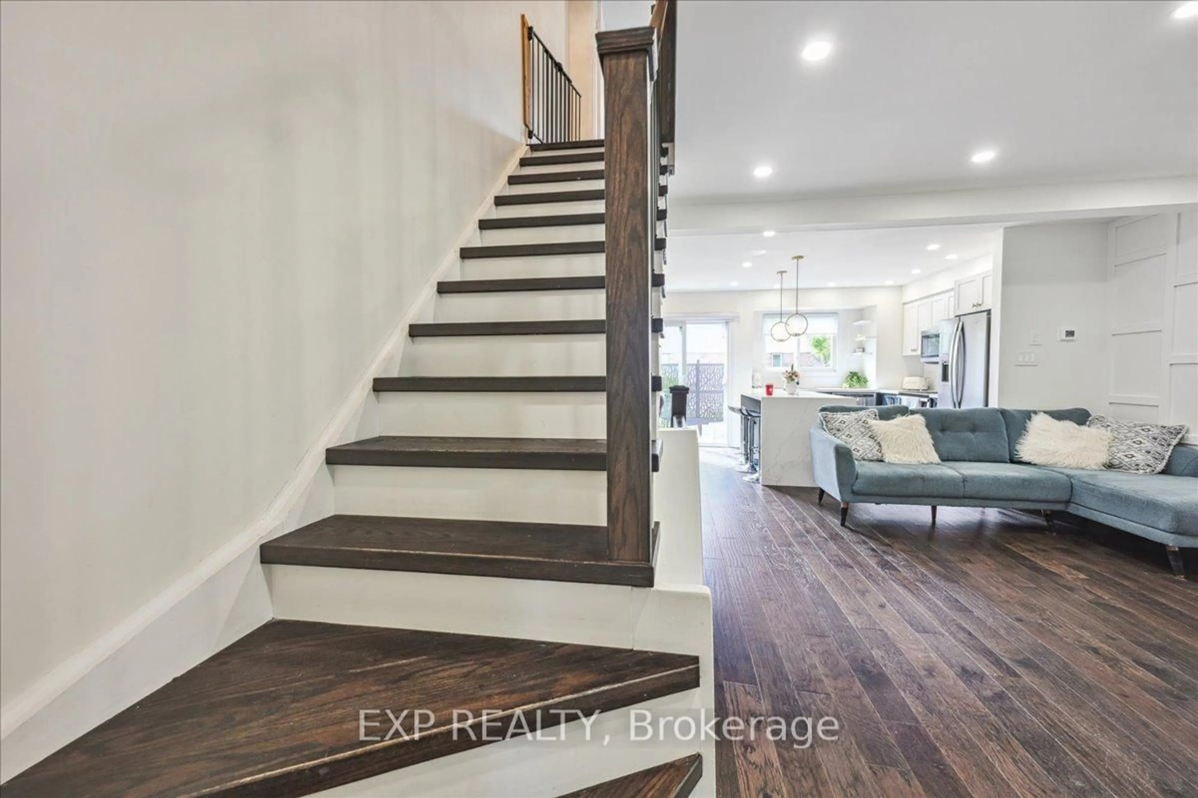 Indoor entryway for 2920 Headon Forest Dr, Burlington Ontario L7M 4H1