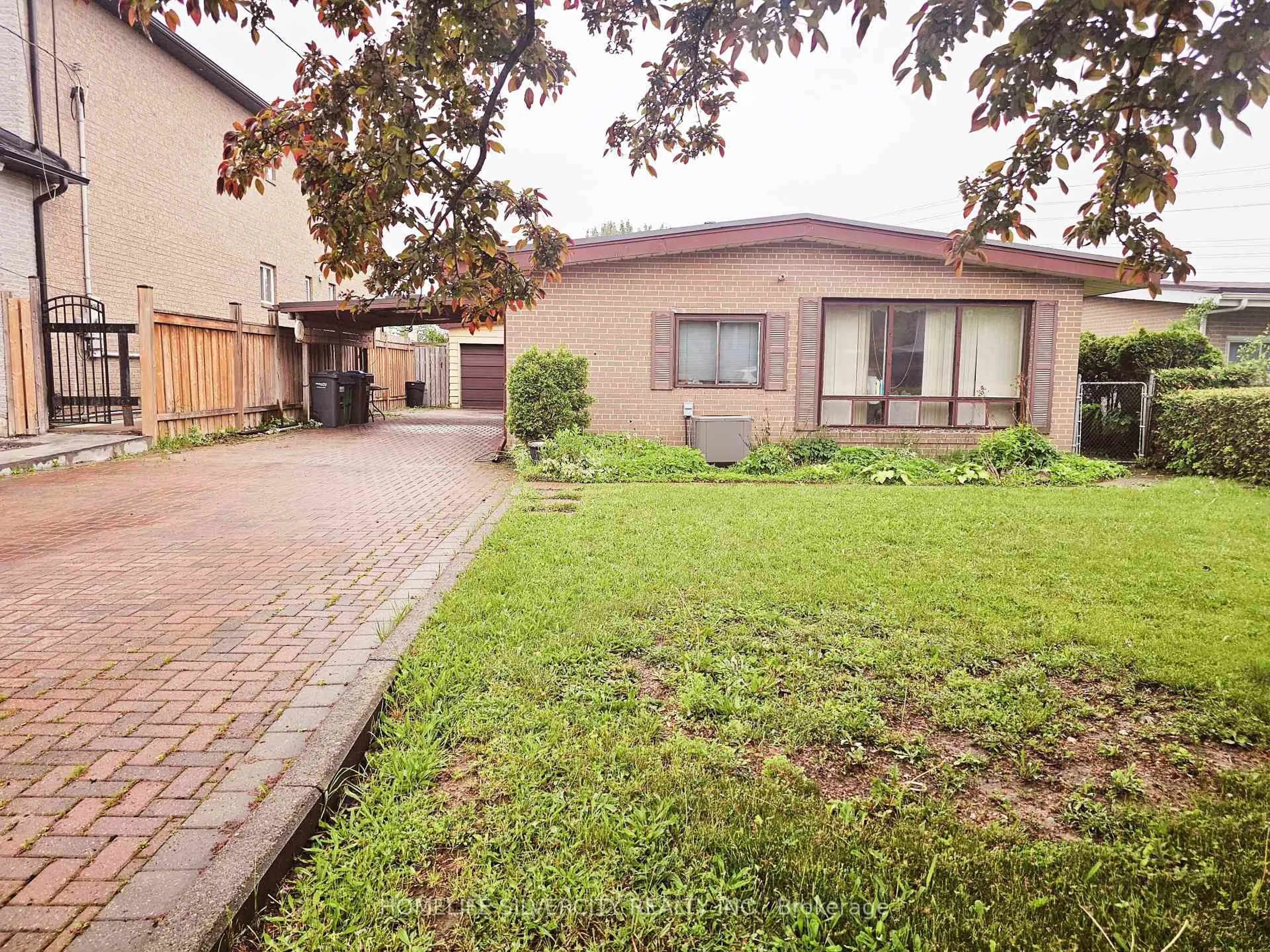 A pic from outside/outdoor area/front of a property/back of a property/a pic from drone, street for 7496 Homeside Gdns, Mississauga Ontario L4T 2A7