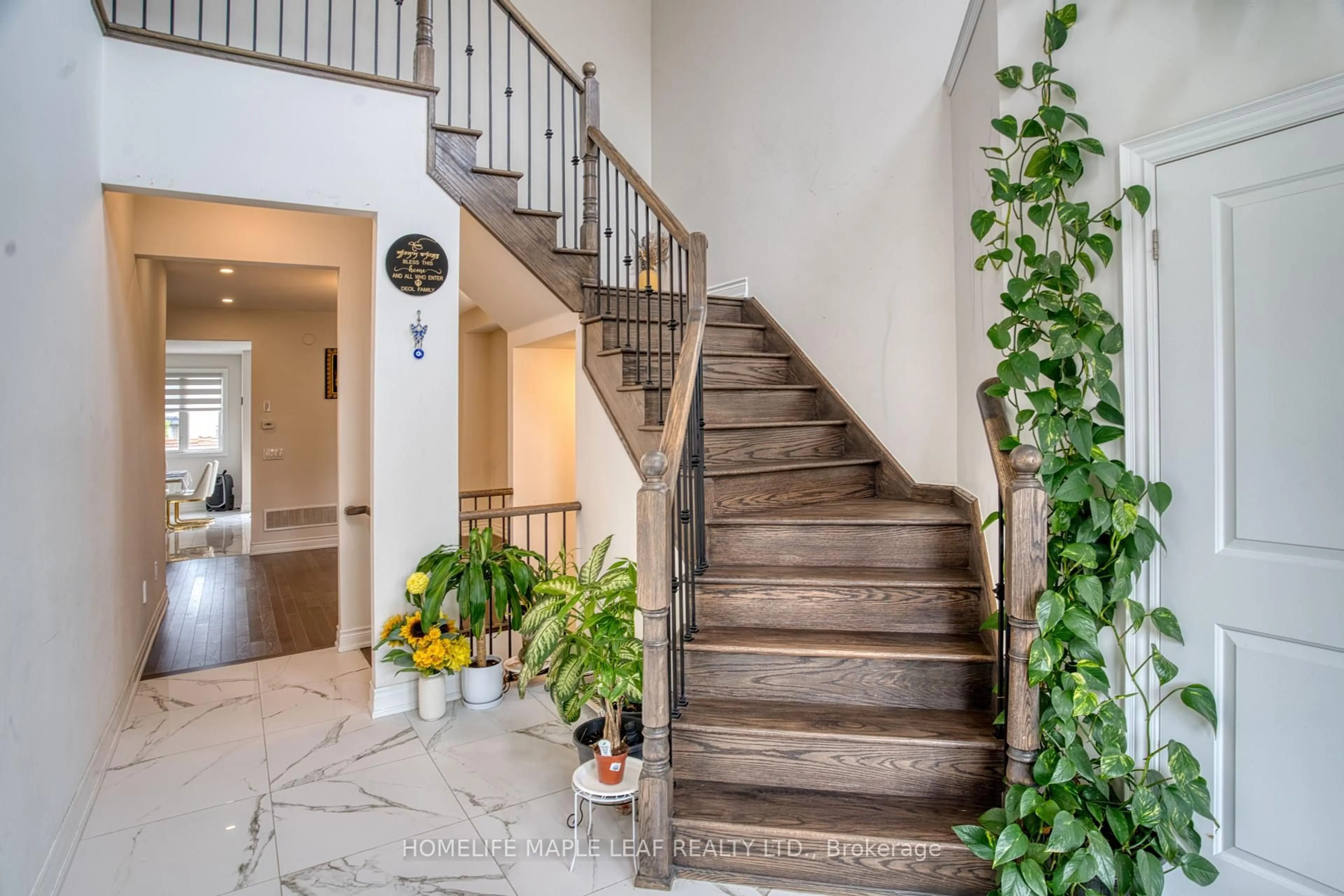 Indoor entryway for 43 Puffin Cres, Brampton Ontario L6R 4C3