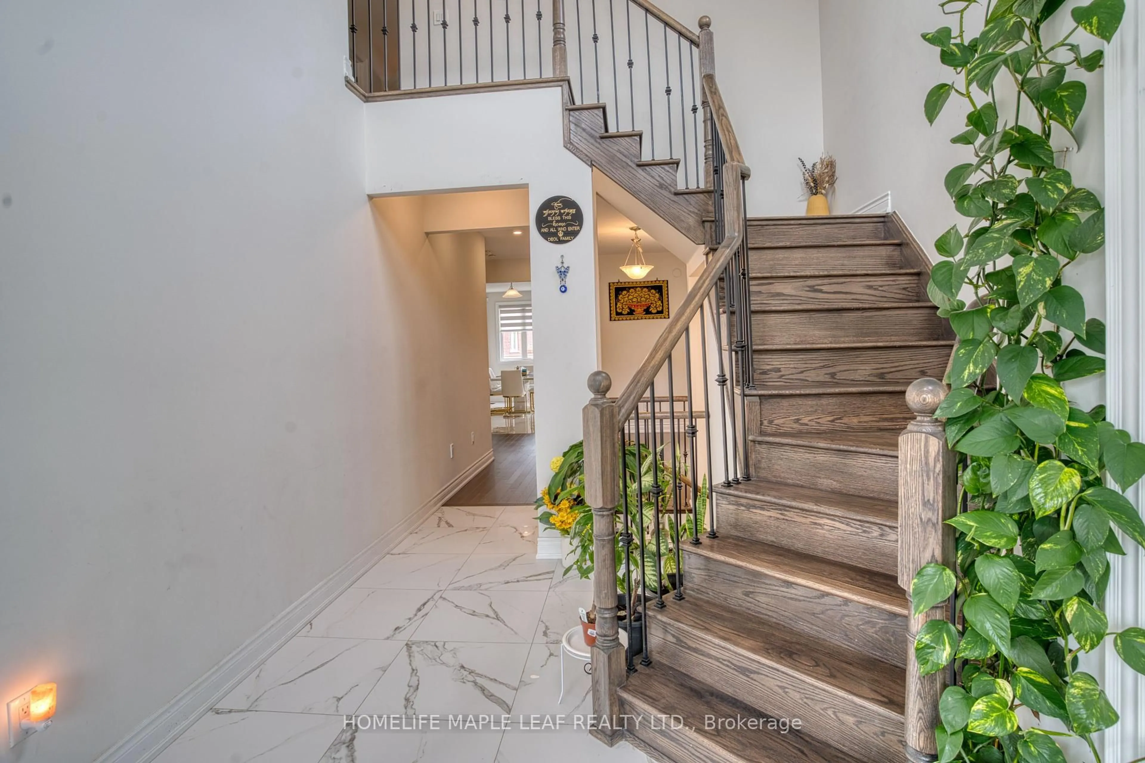 Indoor foyer for 43 Puffin Cres, Brampton Ontario L6R 4C3