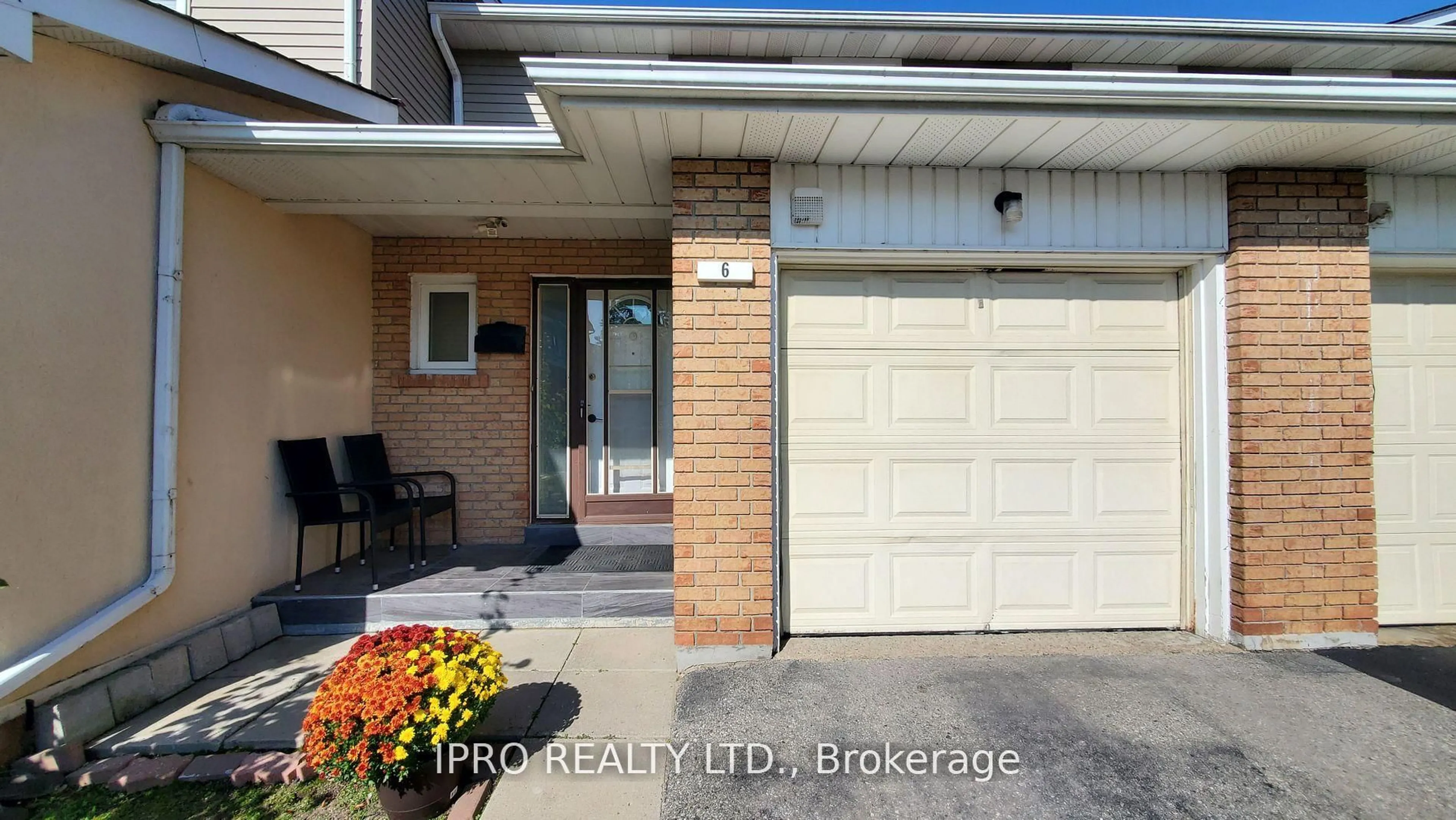 Indoor entryway for 6 Carisbrooke Crt #6, Brampton Ontario L6S 3K1