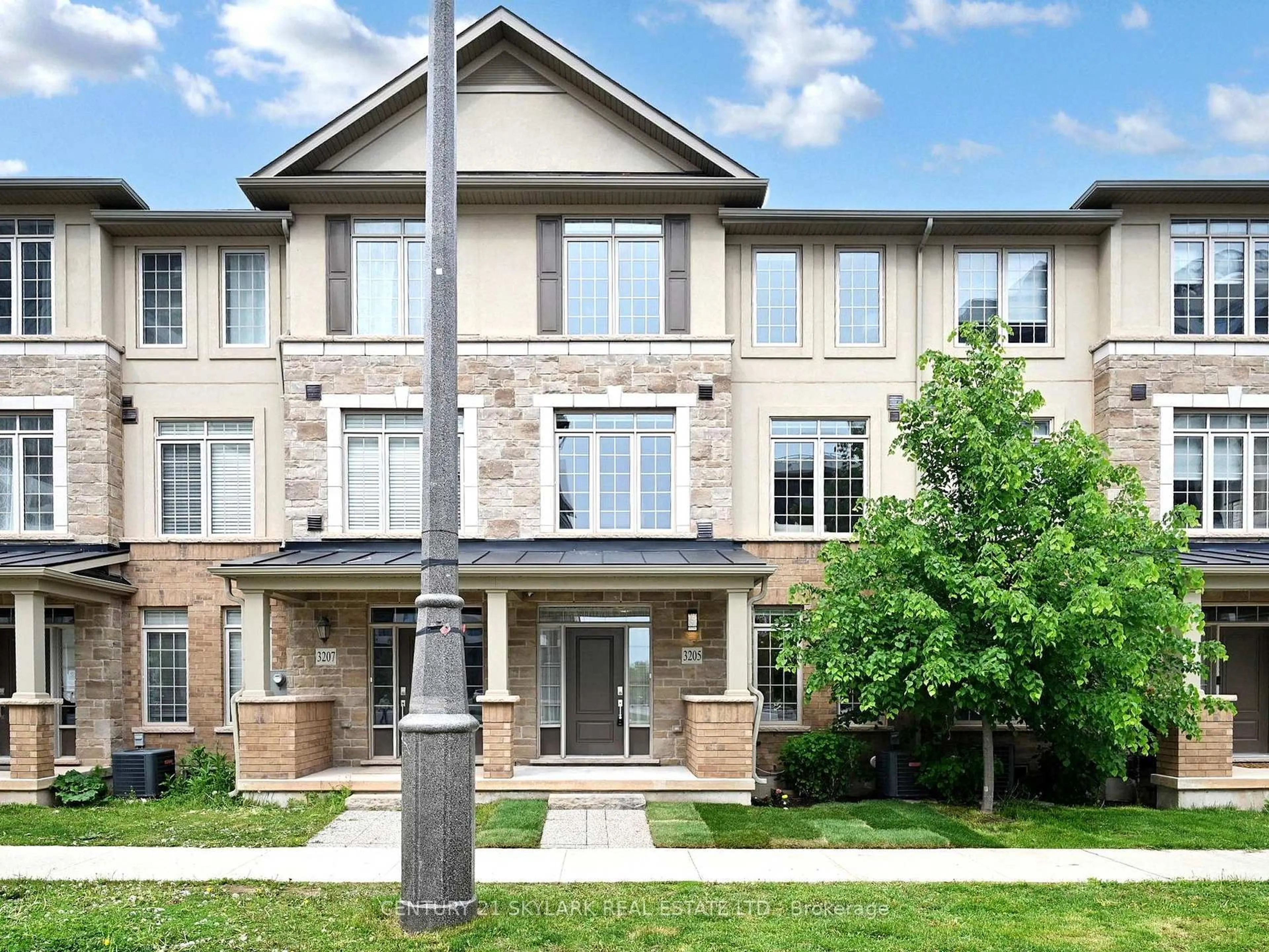 Home with brick exterior material, building for 3205 William Coltson Ave, Oakville Ontario L6H 0X1