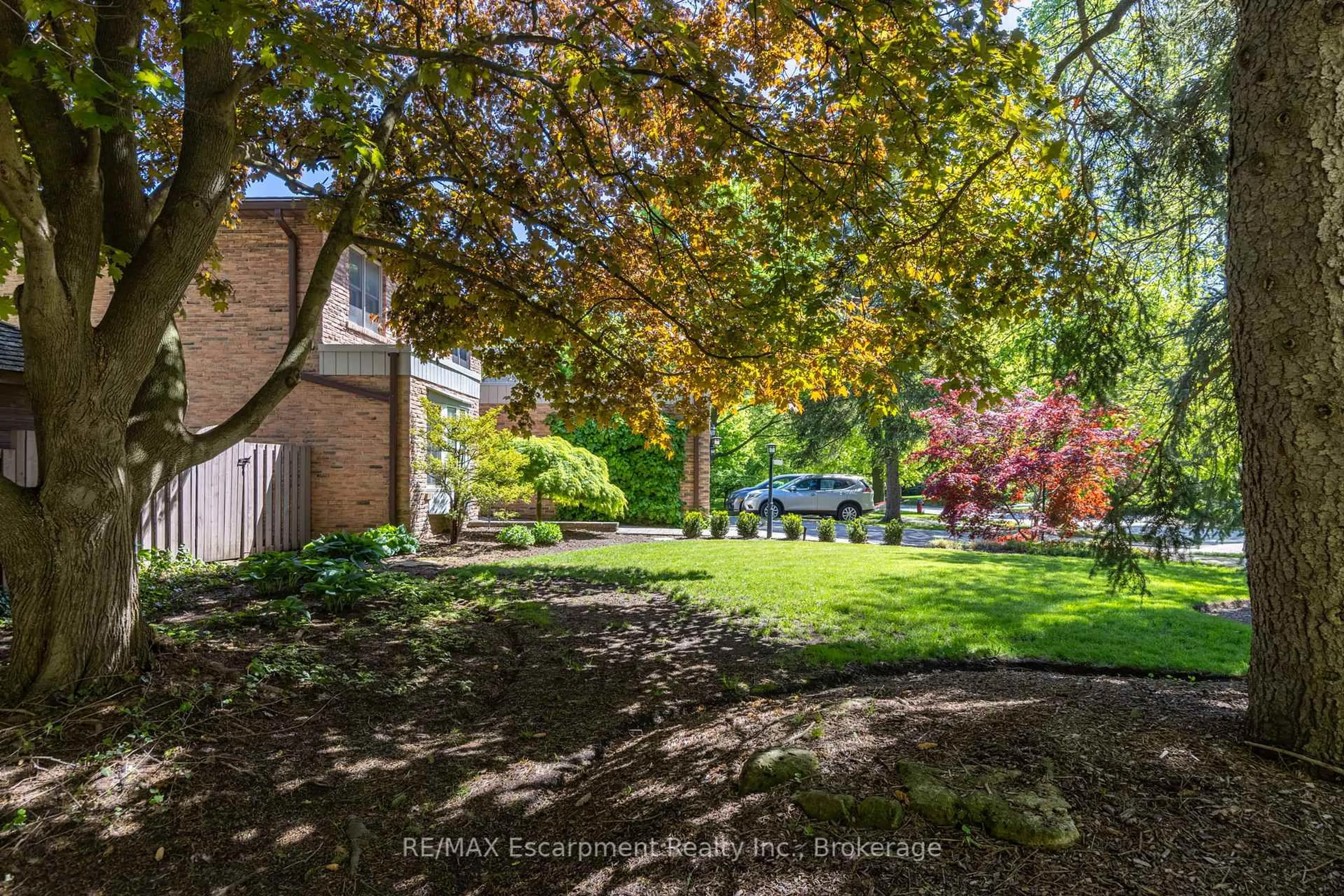 A pic from outside/outdoor area/front of a property/back of a property/a pic from drone, street for 1164 Cynthia Lane, Oakville Ontario L6J 6A6