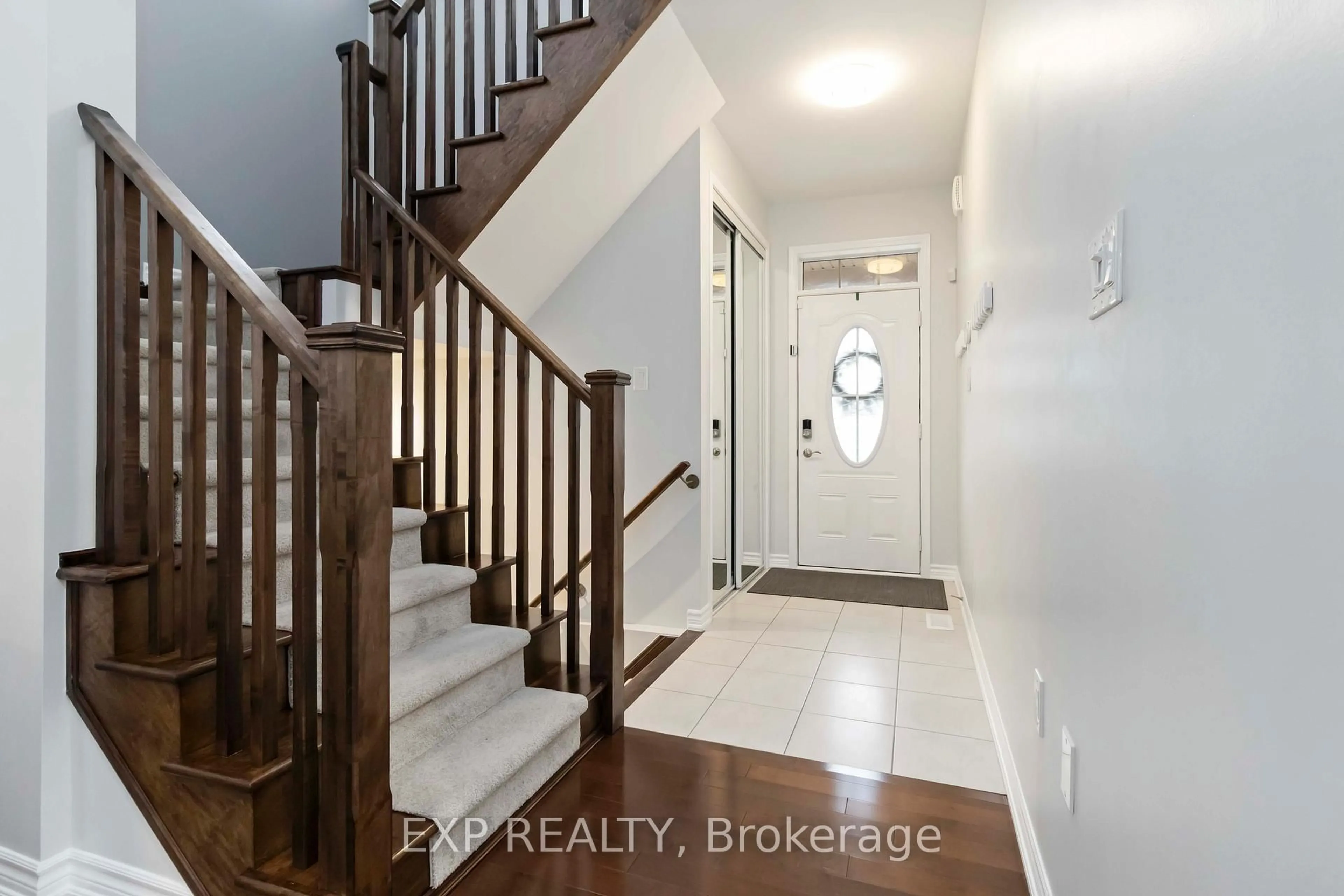 Indoor entryway for 103 Tysonville Circ, Brampton Ontario L7A 4B3