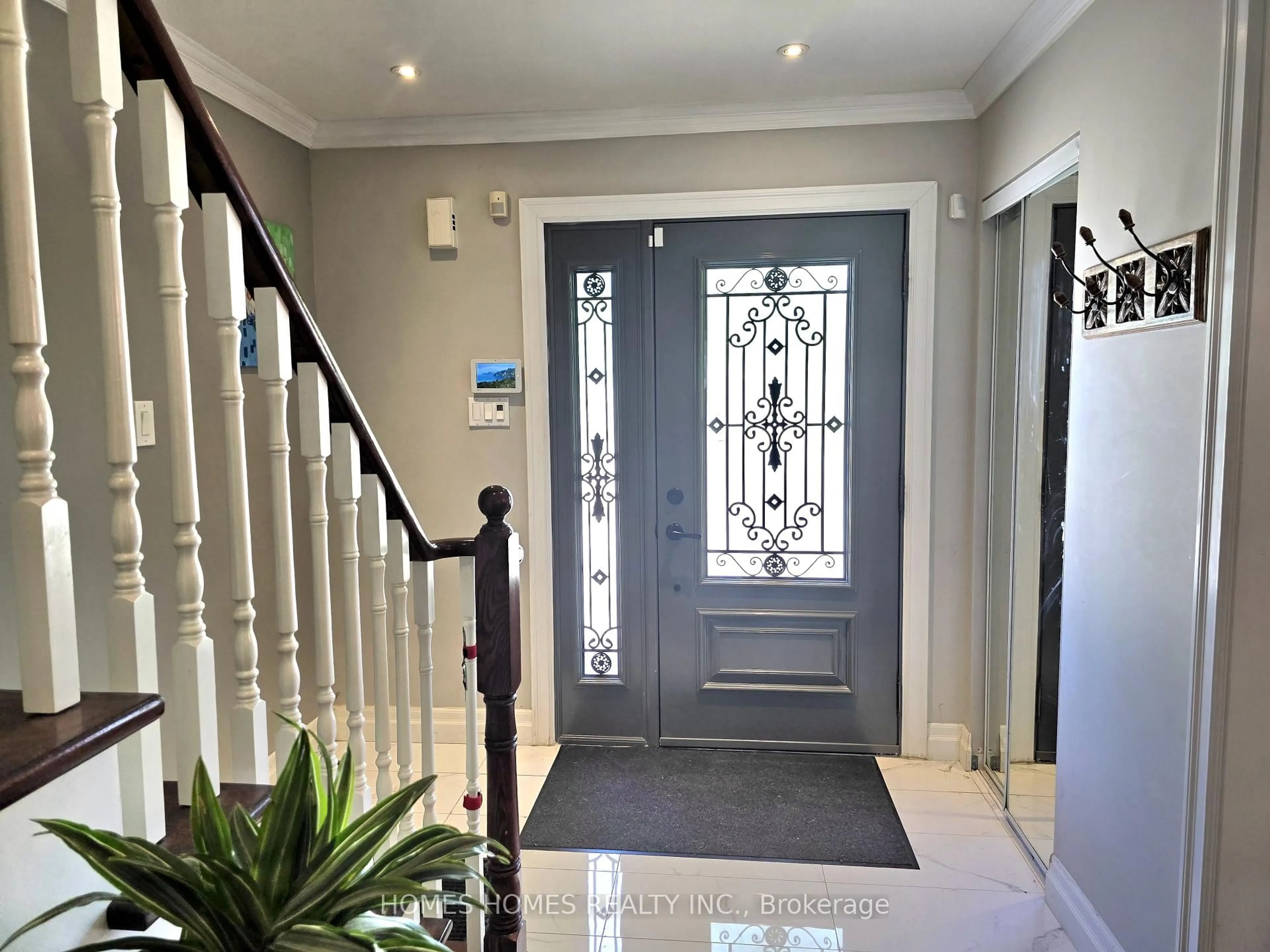 Indoor foyer for 6 Grasshopper Way, Brampton Ontario L6R 2E4