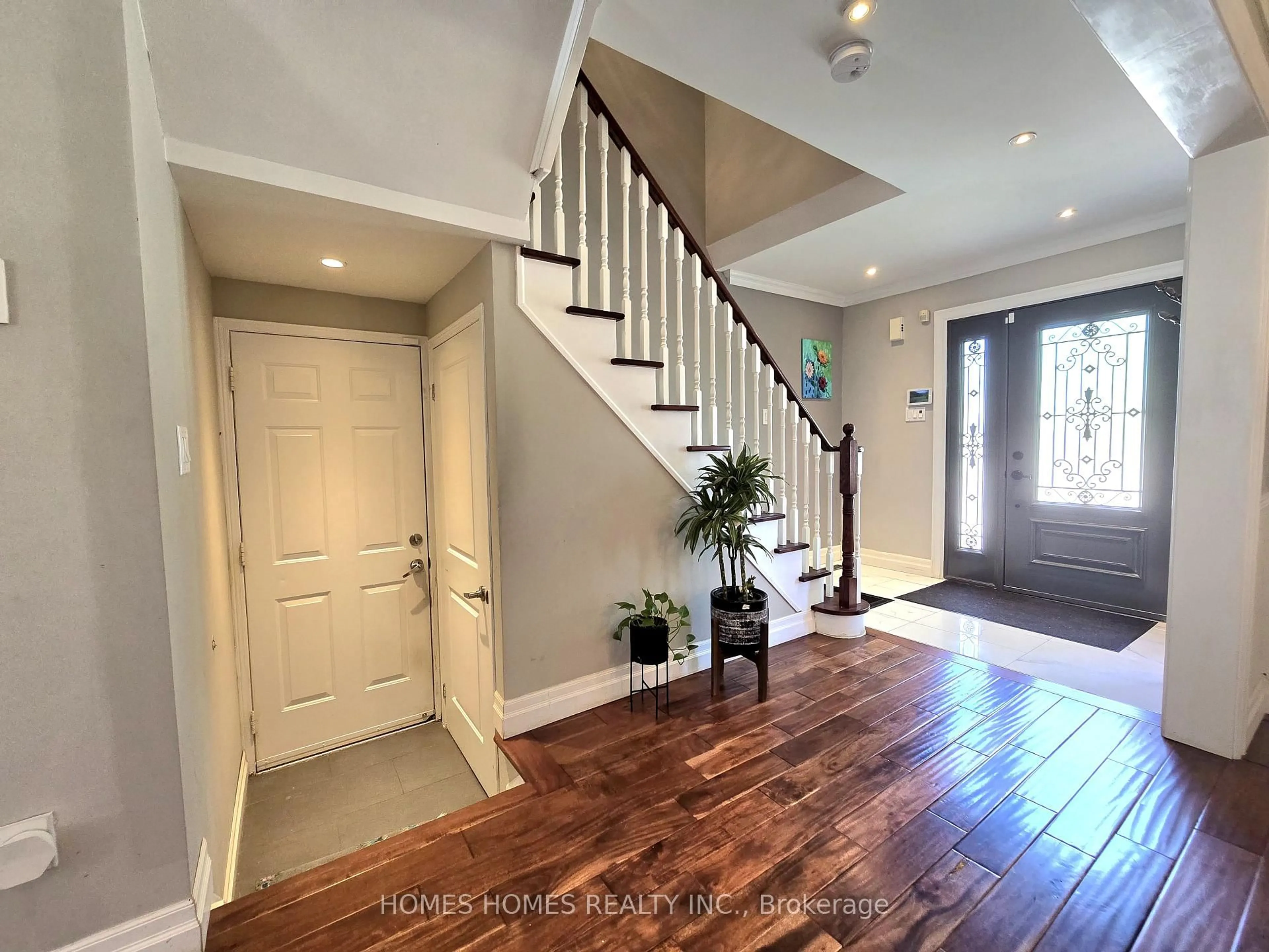 Indoor entryway for 6 Grasshopper Way, Brampton Ontario L6R 2E4