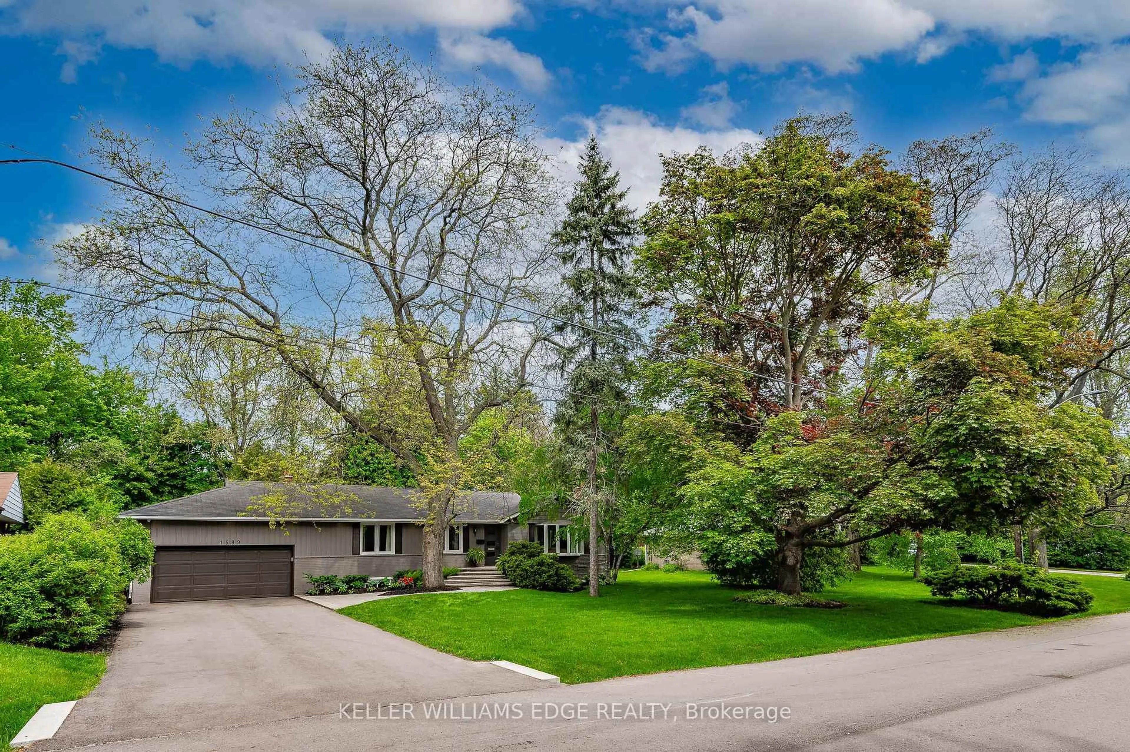 A pic from outside/outdoor area/front of a property/back of a property/a pic from drone, street for 1589 Crediton Pkwy, Mississauga Ontario L5G 3X2