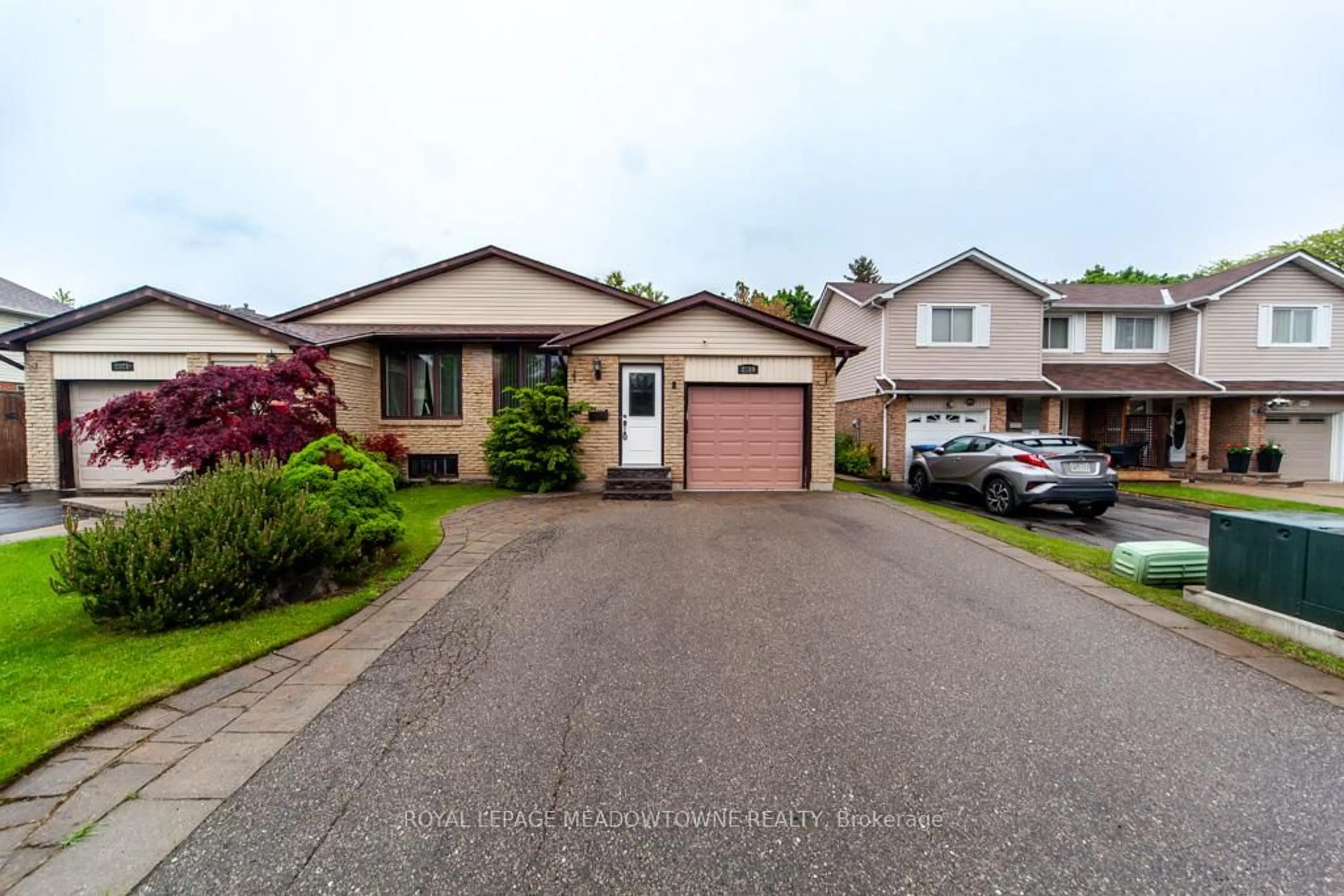 Home with vinyl exterior material, street for 2819 Bucklepost Rd, Mississauga Ontario L5N 1X6