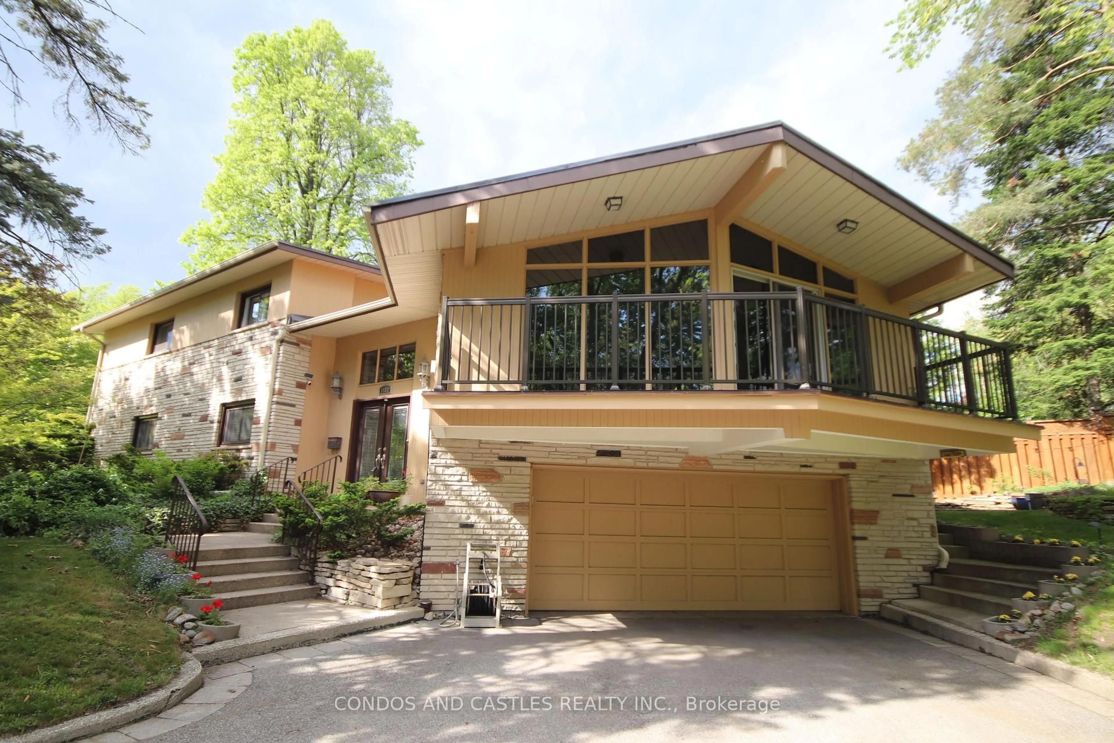 Home with brick exterior material, unknown for 1557 Calumet Pl, Mississauga Ontario L5J 3B1