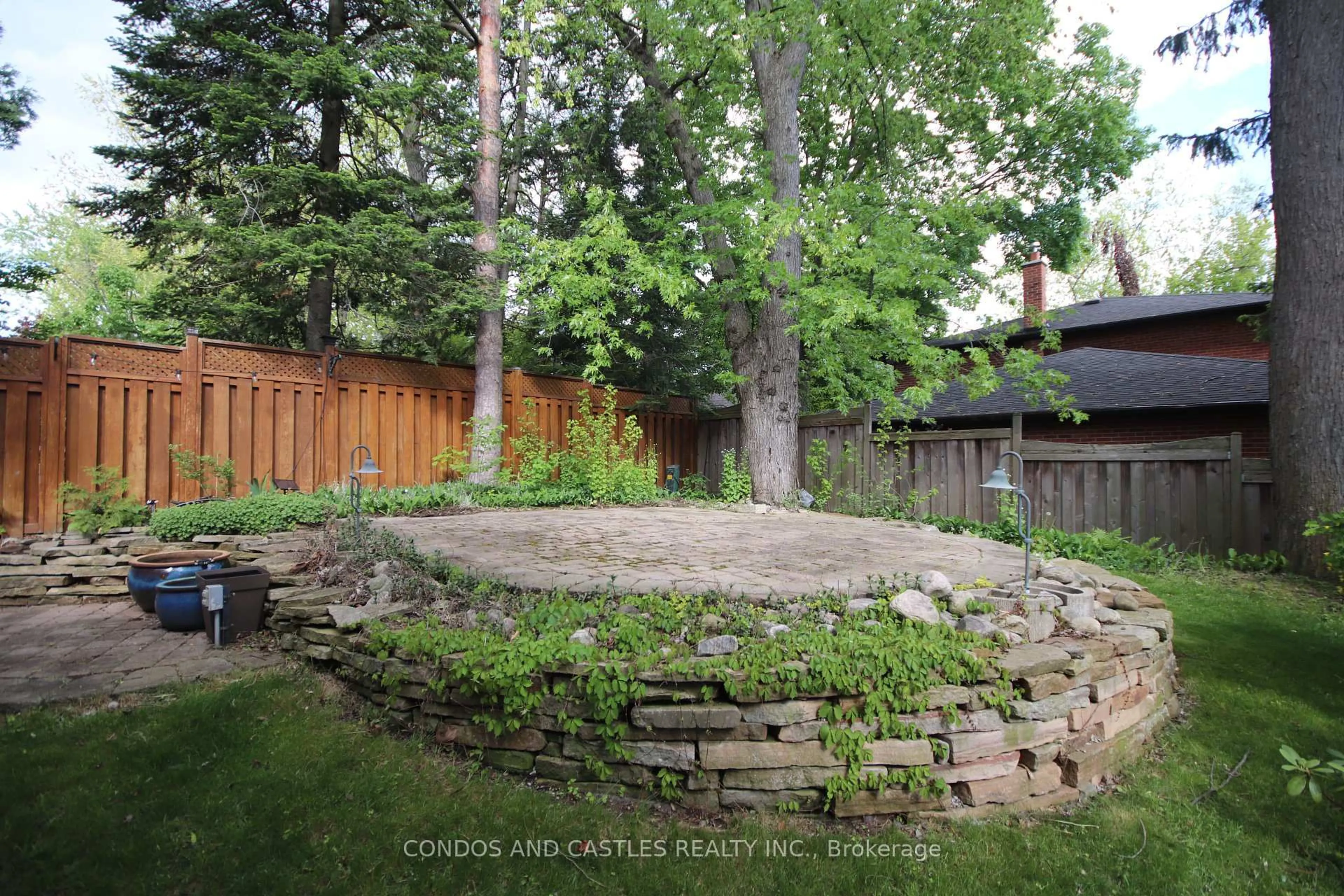 Patio, unknown for 1557 Calumet Pl, Mississauga Ontario L5J 3B1