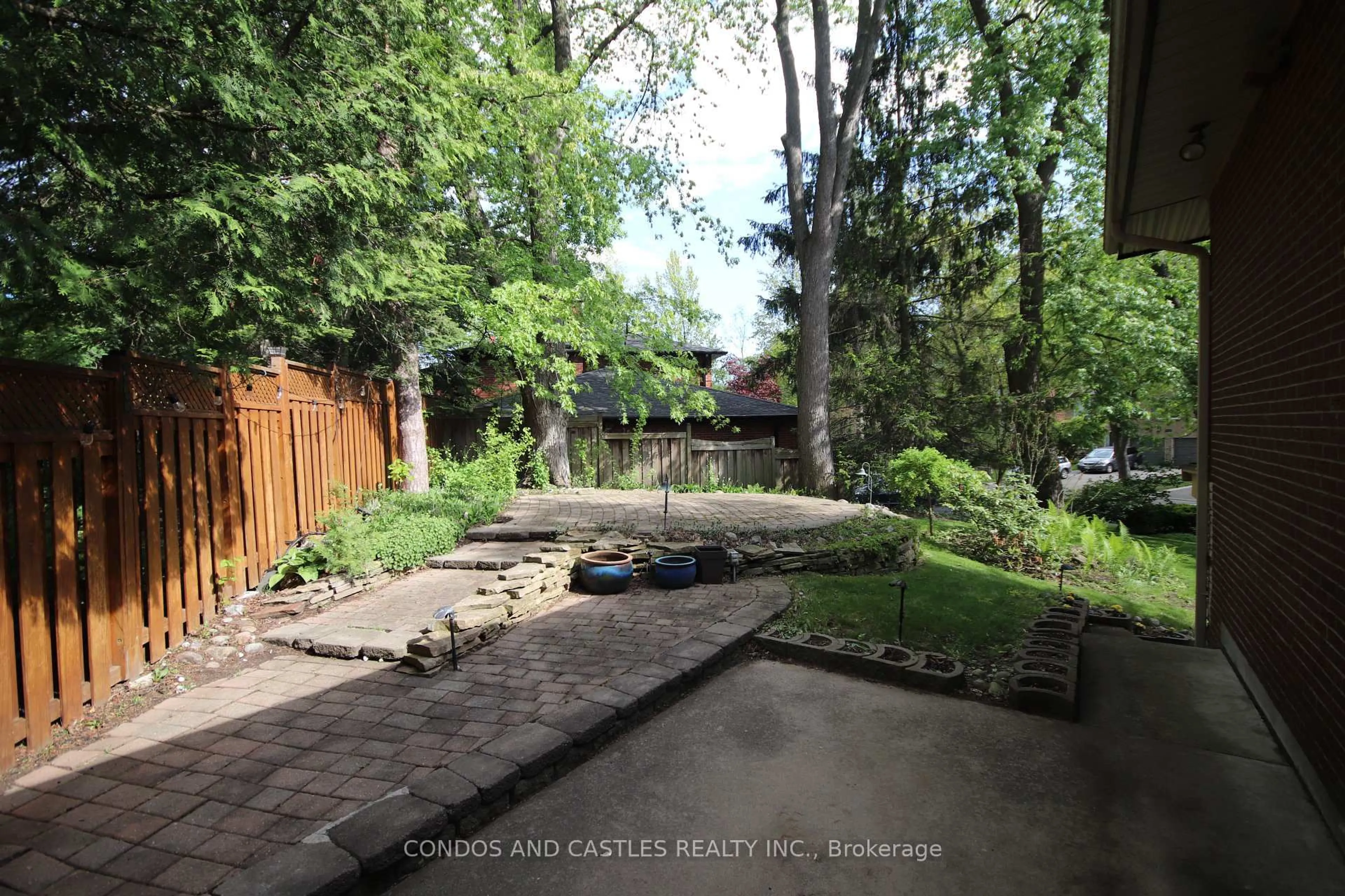 Patio, street for 1557 Calumet Pl, Mississauga Ontario L5J 3B1