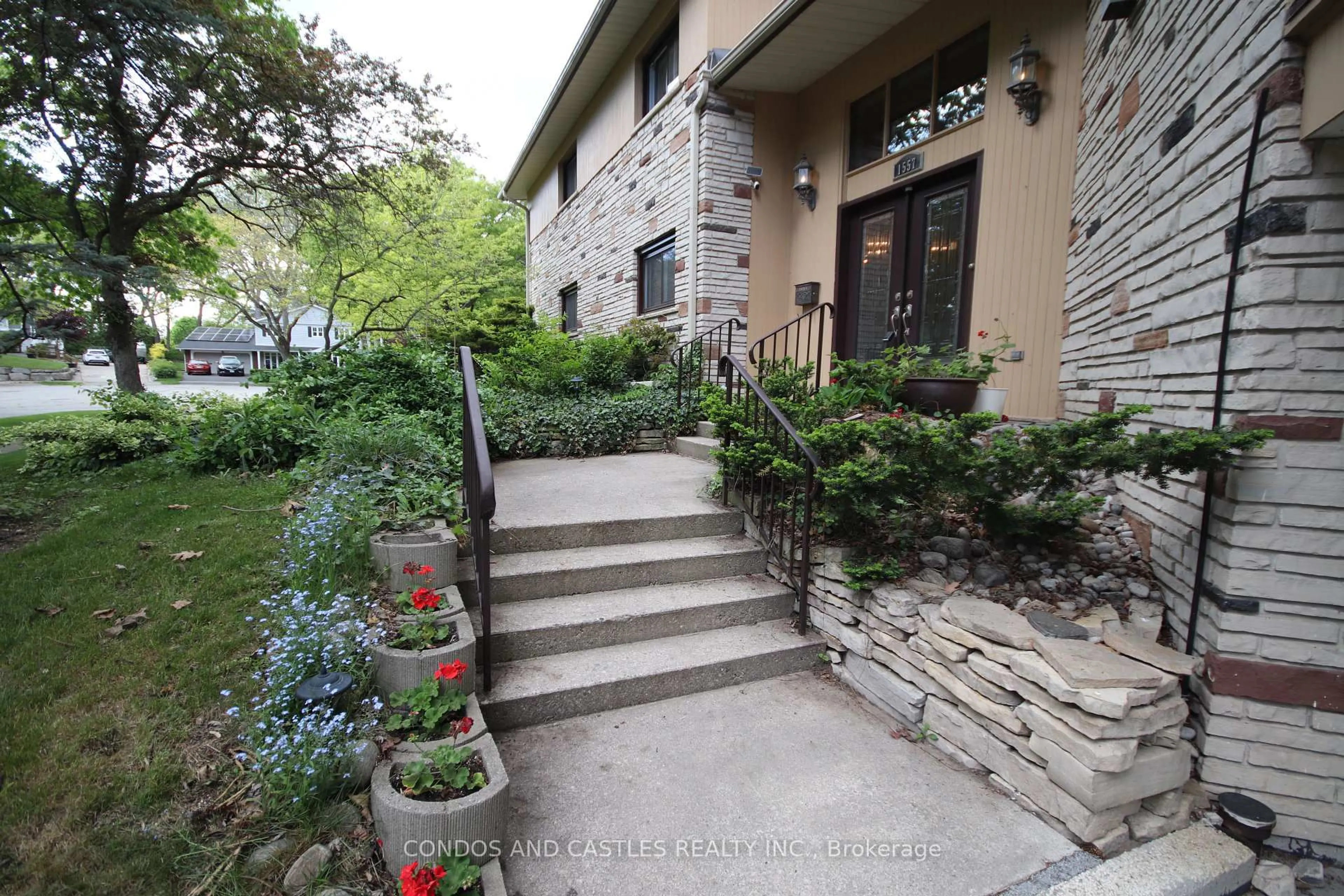 Patio, street for 1557 Calumet Pl, Mississauga Ontario L5J 3B1