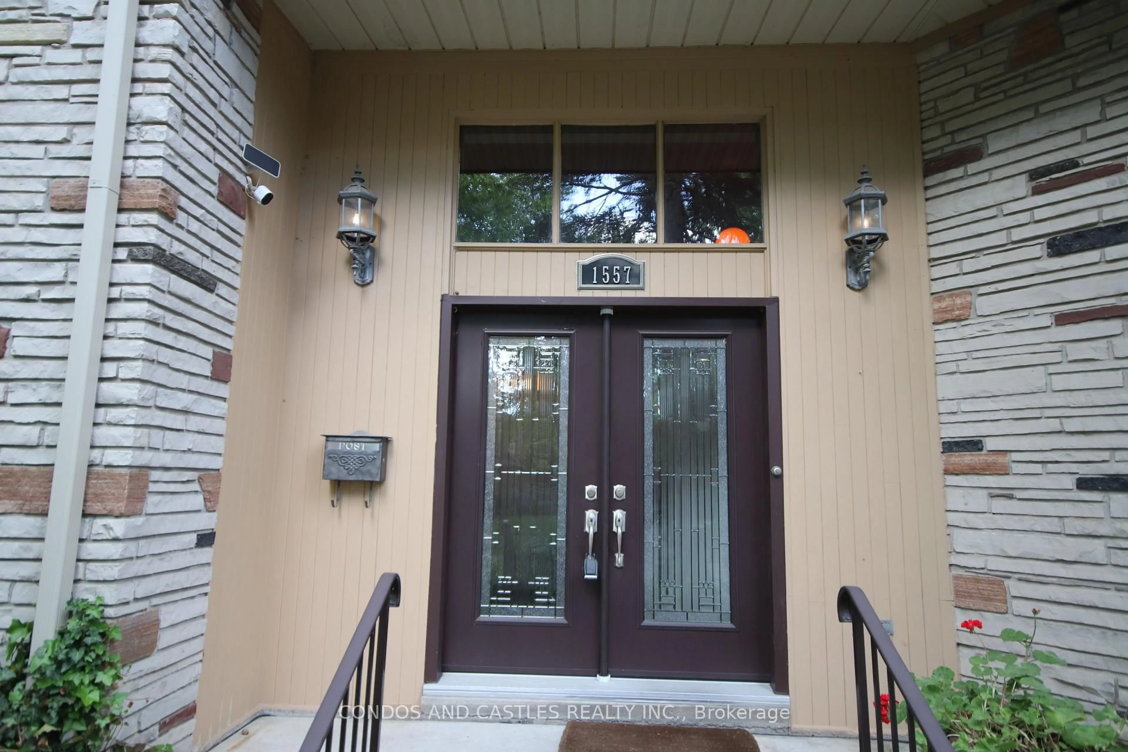 Indoor entryway for 1557 Calumet Pl, Mississauga Ontario L5J 3B1