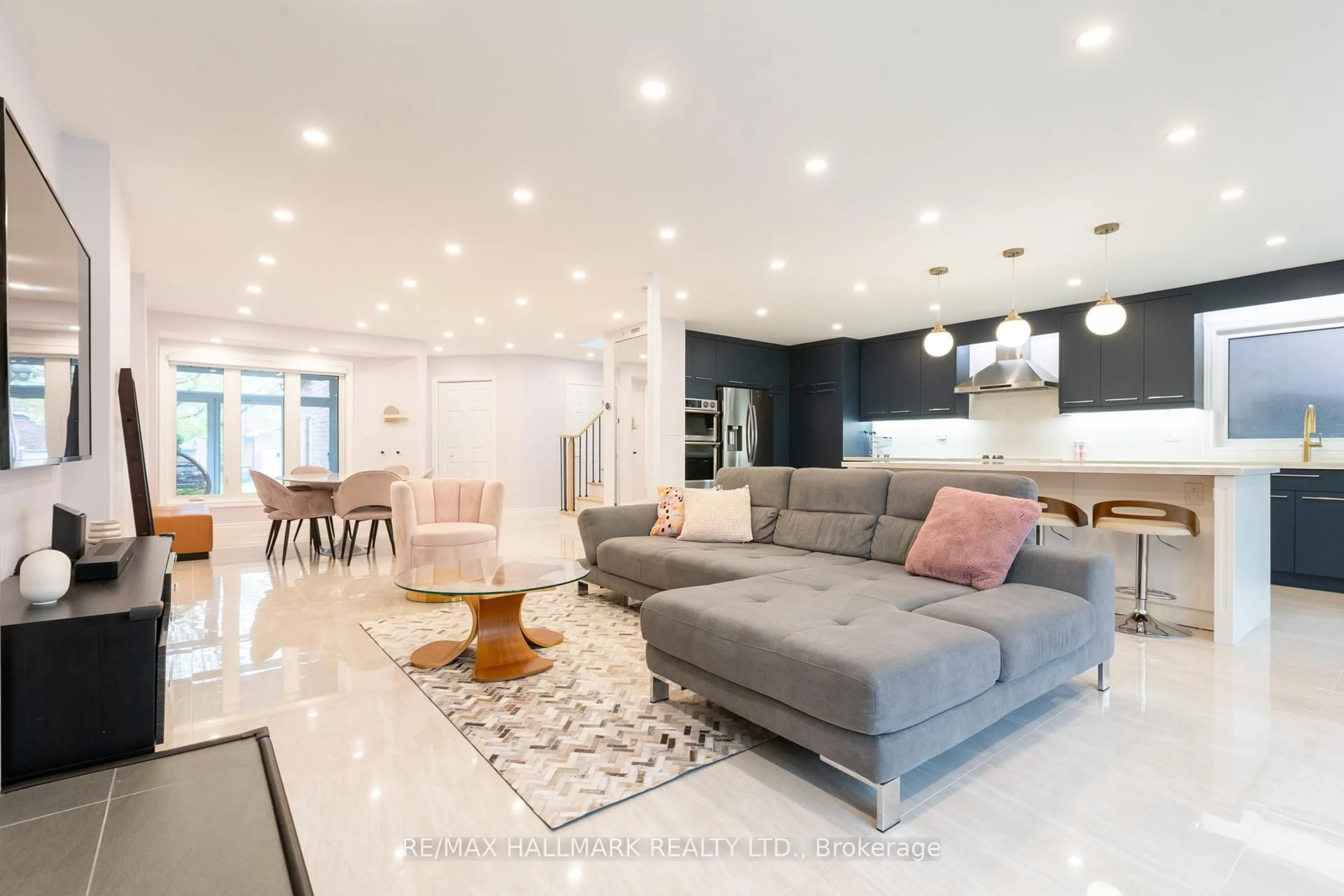 Living room with furniture, unknown for 1309 Sweetbirch Crt, Mississauga Ontario L5C 3R4