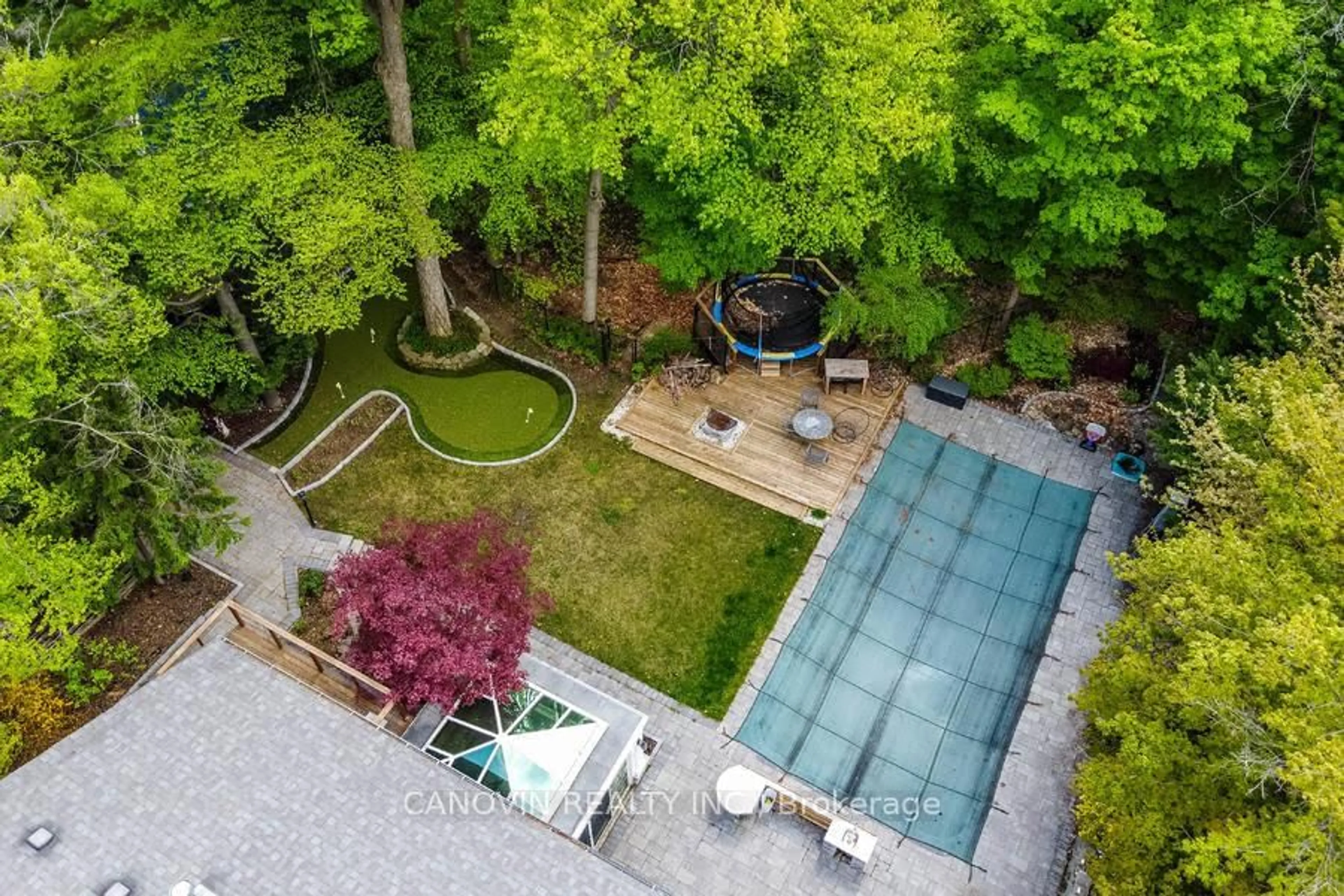 A pic from outside/outdoor area/front of a property/back of a property/a pic from drone, street for 2410 Lionheart Cres, Mississauga Ontario L5K 1S3