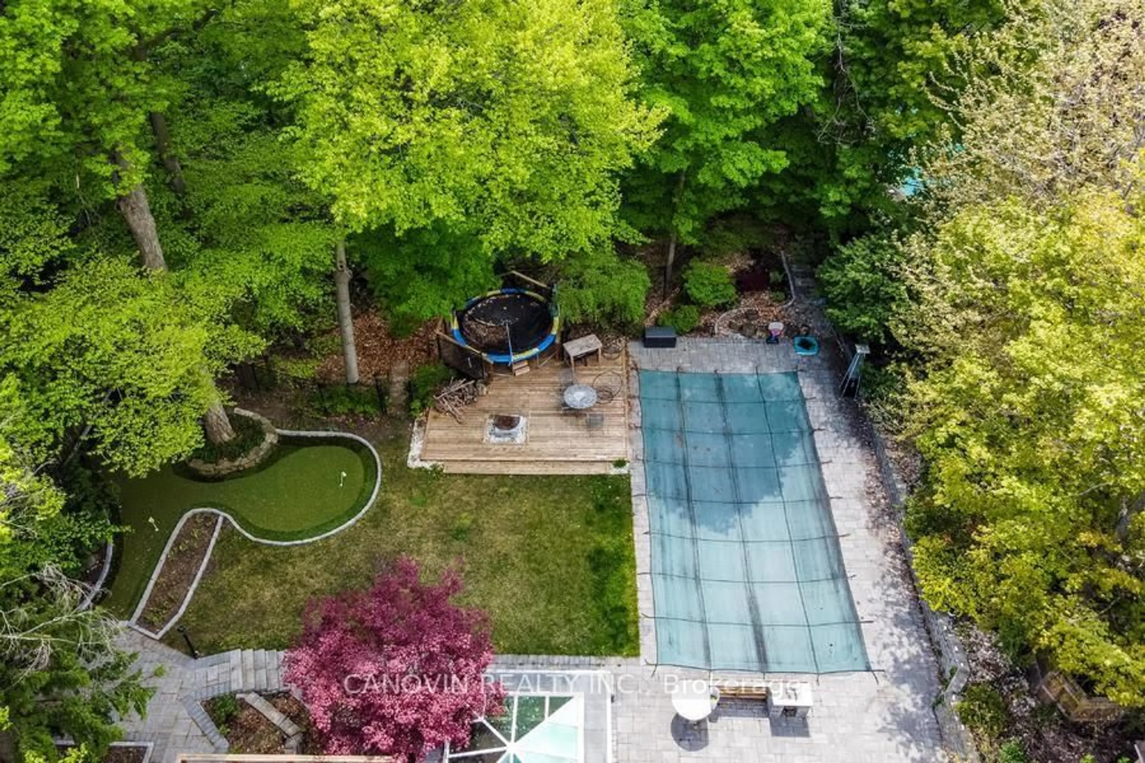 A pic from outside/outdoor area/front of a property/back of a property/a pic from drone, unknown for 2410 Lionheart Cres, Mississauga Ontario L5K 1S3