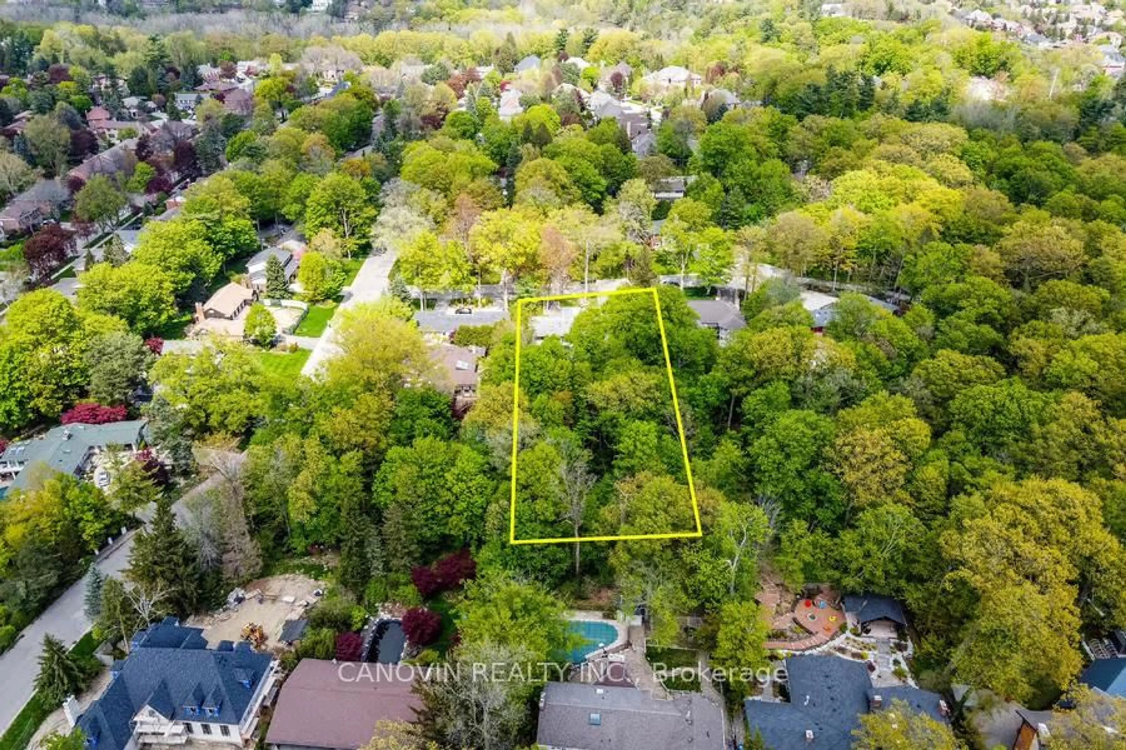 A pic from outside/outdoor area/front of a property/back of a property/a pic from drone, unknown for 2410 Lionheart Cres, Mississauga Ontario L5K 1S3