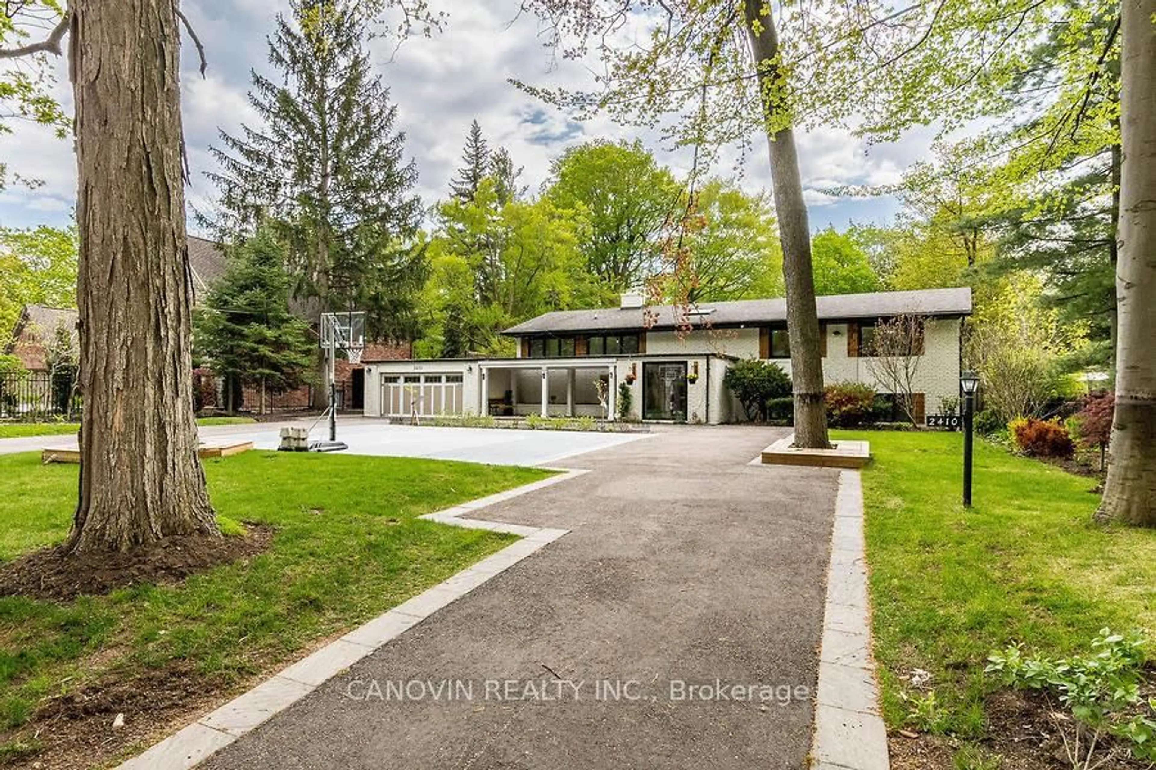 Unknown for 2410 Lionheart Cres, Mississauga Ontario L5K 1S3