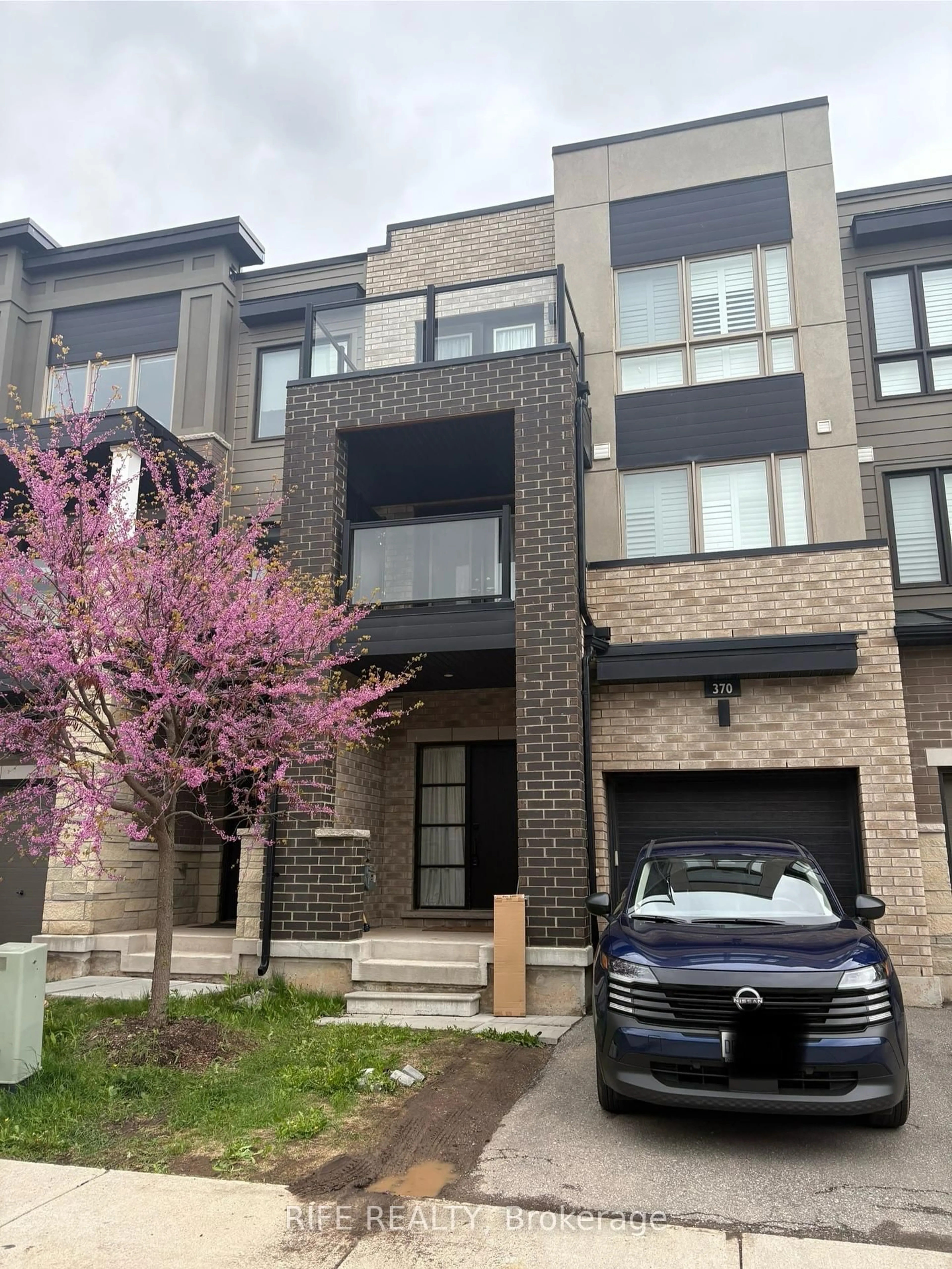 Home with brick exterior material, street for 370 Athabasca Common N/A, Oakville Ontario L6H 0R5