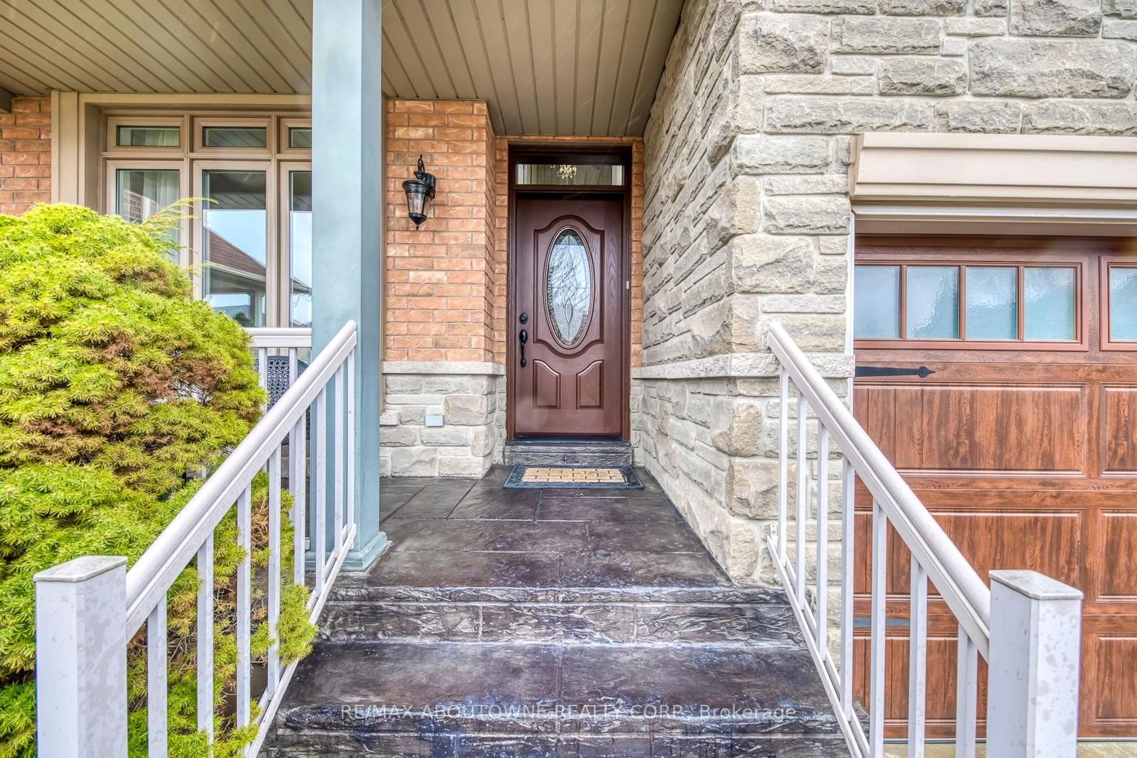 Indoor entryway for 2218 Hatfield Dr, Oakville Ontario L6M 4W4