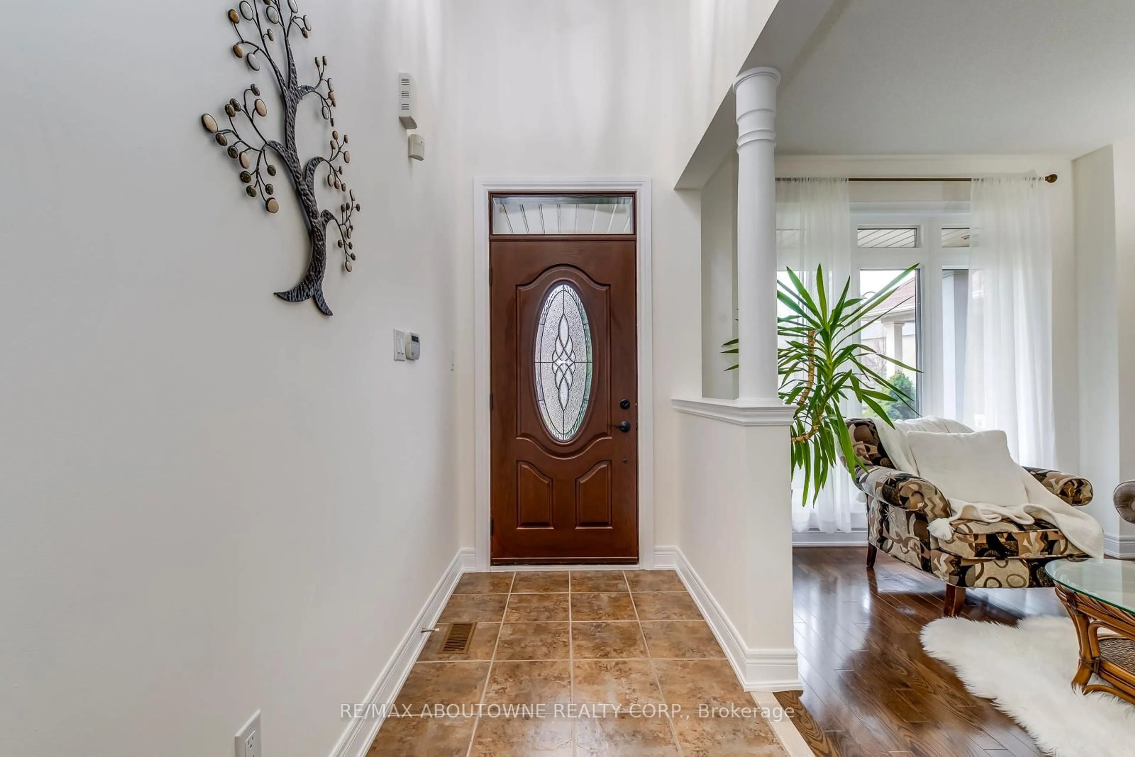 Indoor entryway for 2218 Hatfield Dr, Oakville Ontario L6M 4W4
