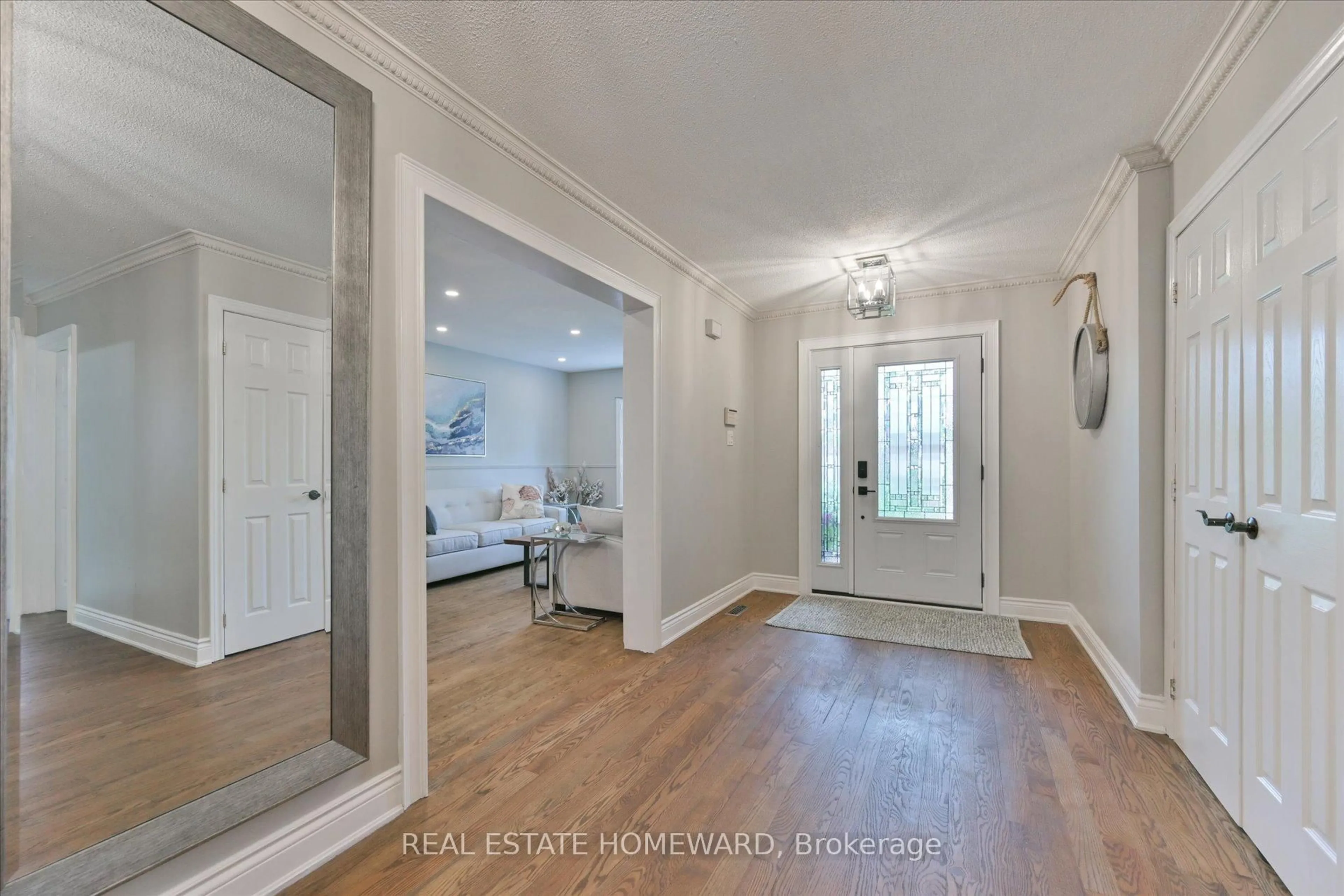 Indoor entryway for 1221 Grandview Dr, Oakville Ontario L6H 4Z2