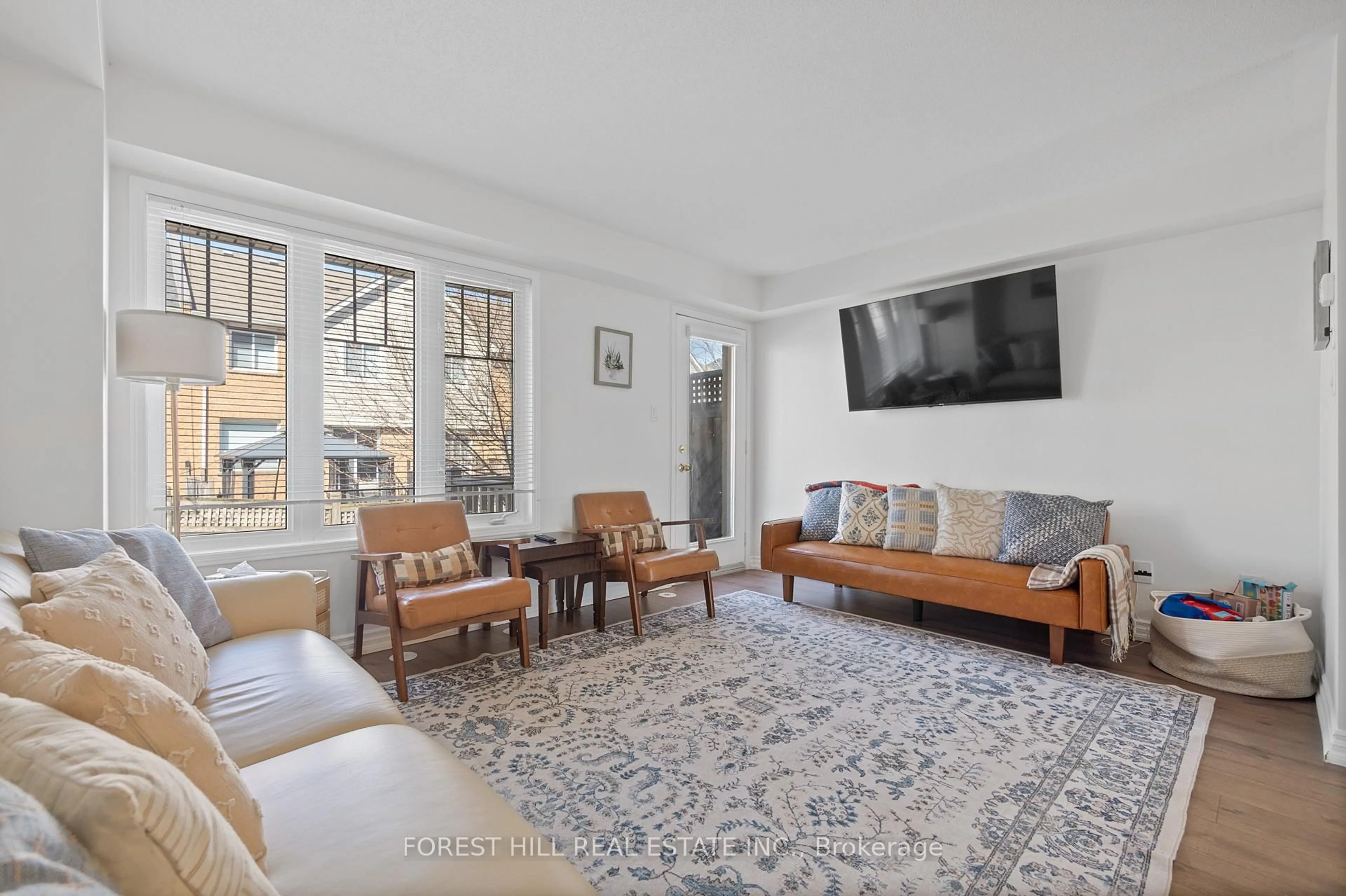 Living room with furniture, unknown for 5050 Intrepid Dr #20, Mississauga Ontario L5M 0E5