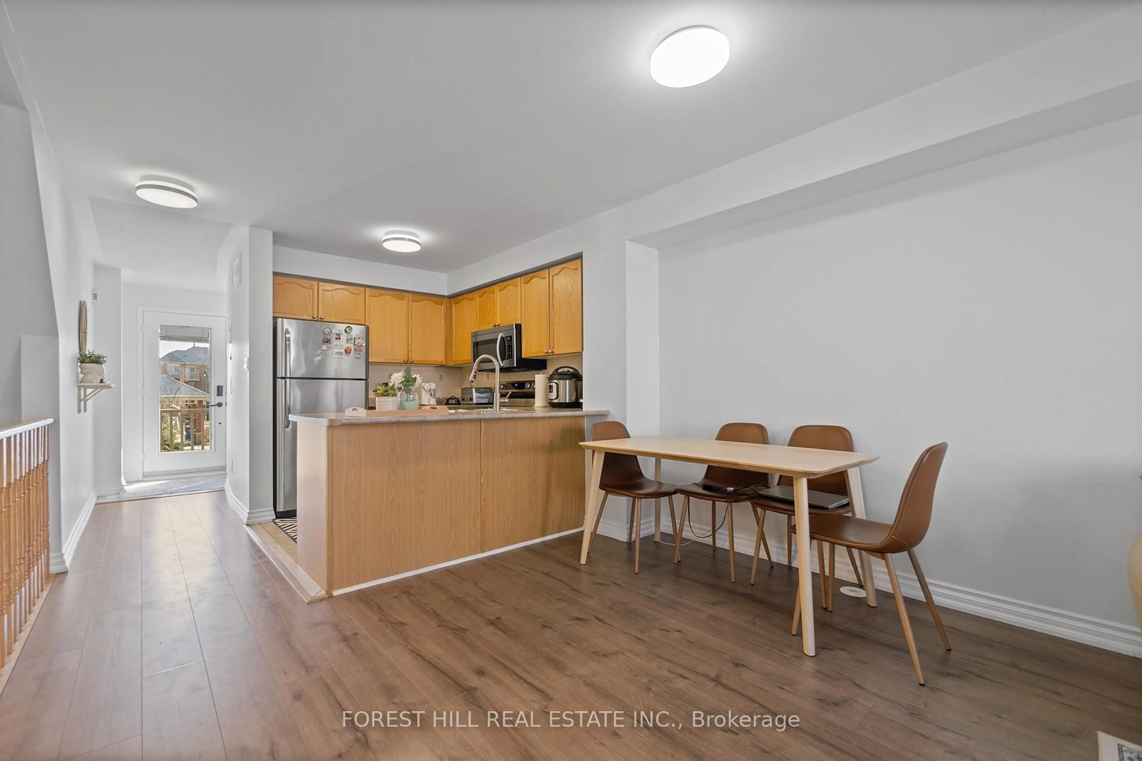 Standard kitchen, wood/laminate floor for 5050 Intrepid Dr #20, Mississauga Ontario L5M 0E5