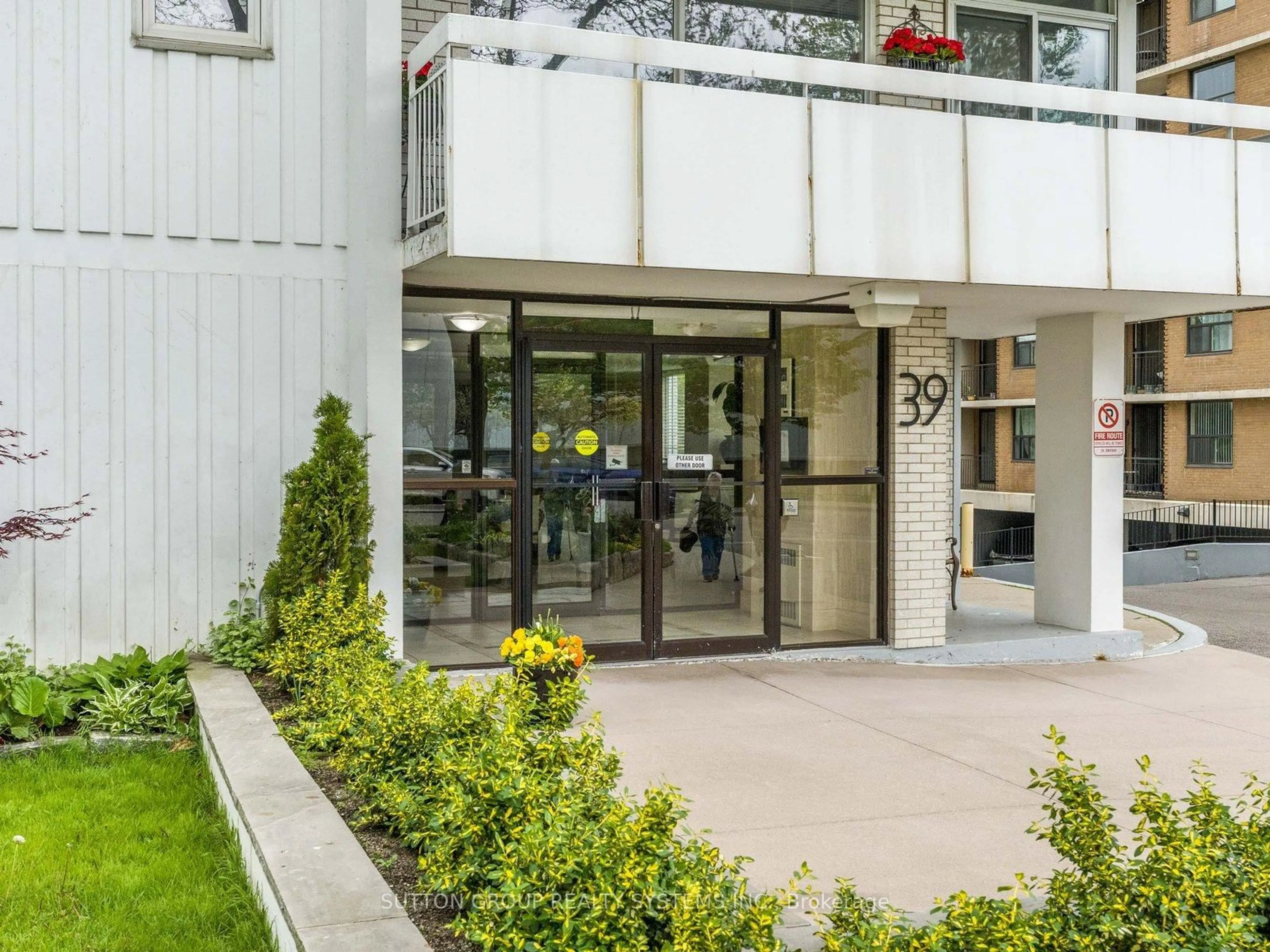 Indoor foyer for 39 Stavebank Rd #503, Mississauga Ontario L5G 4N7