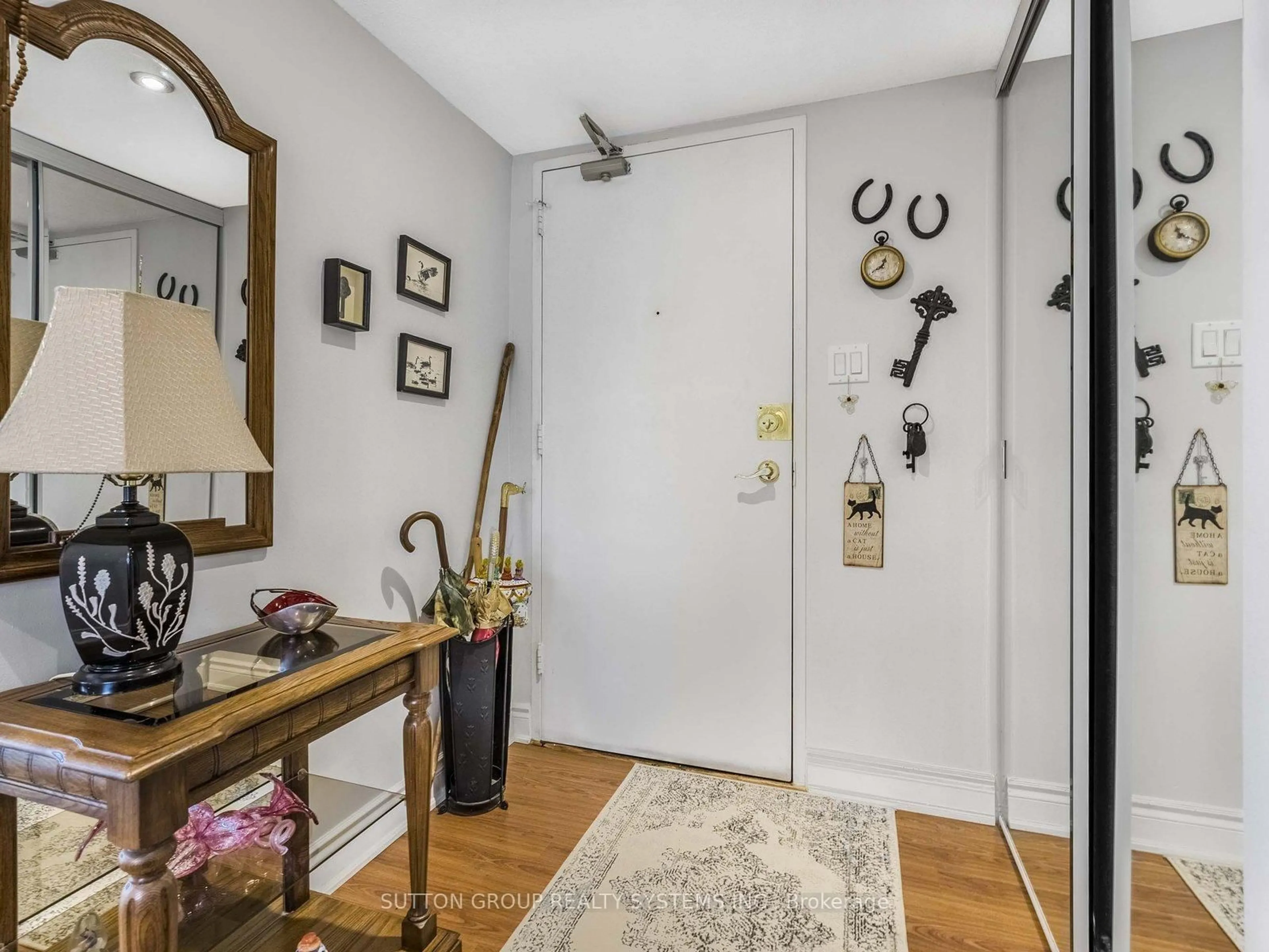 Indoor entryway for 39 Stavebank Rd #503, Mississauga Ontario L5G 4N7