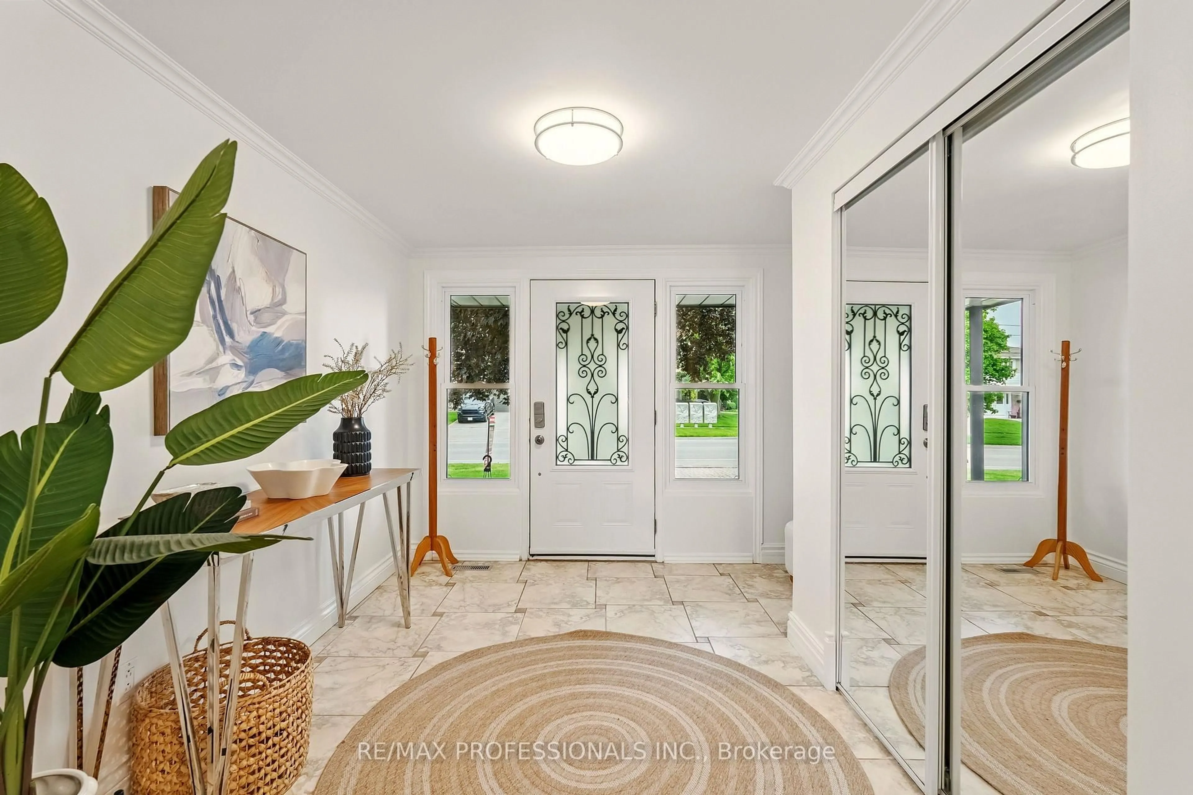 Indoor entryway for 193 Delrex Blvd, Halton Hills Ontario L7G 4E4