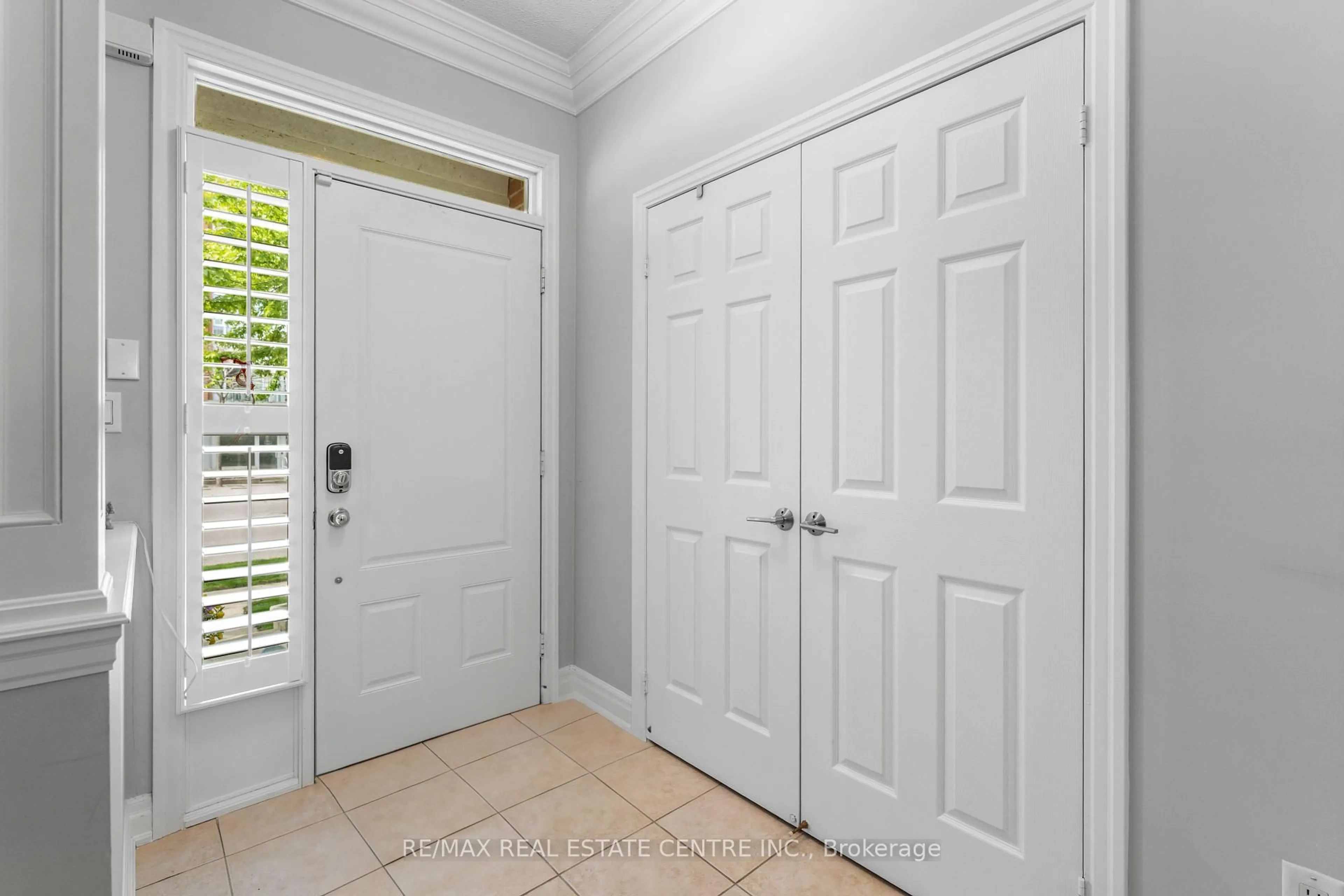 Indoor entryway for 12 St. Lawrence Dr, Mississauga Ontario L5G 4V1
