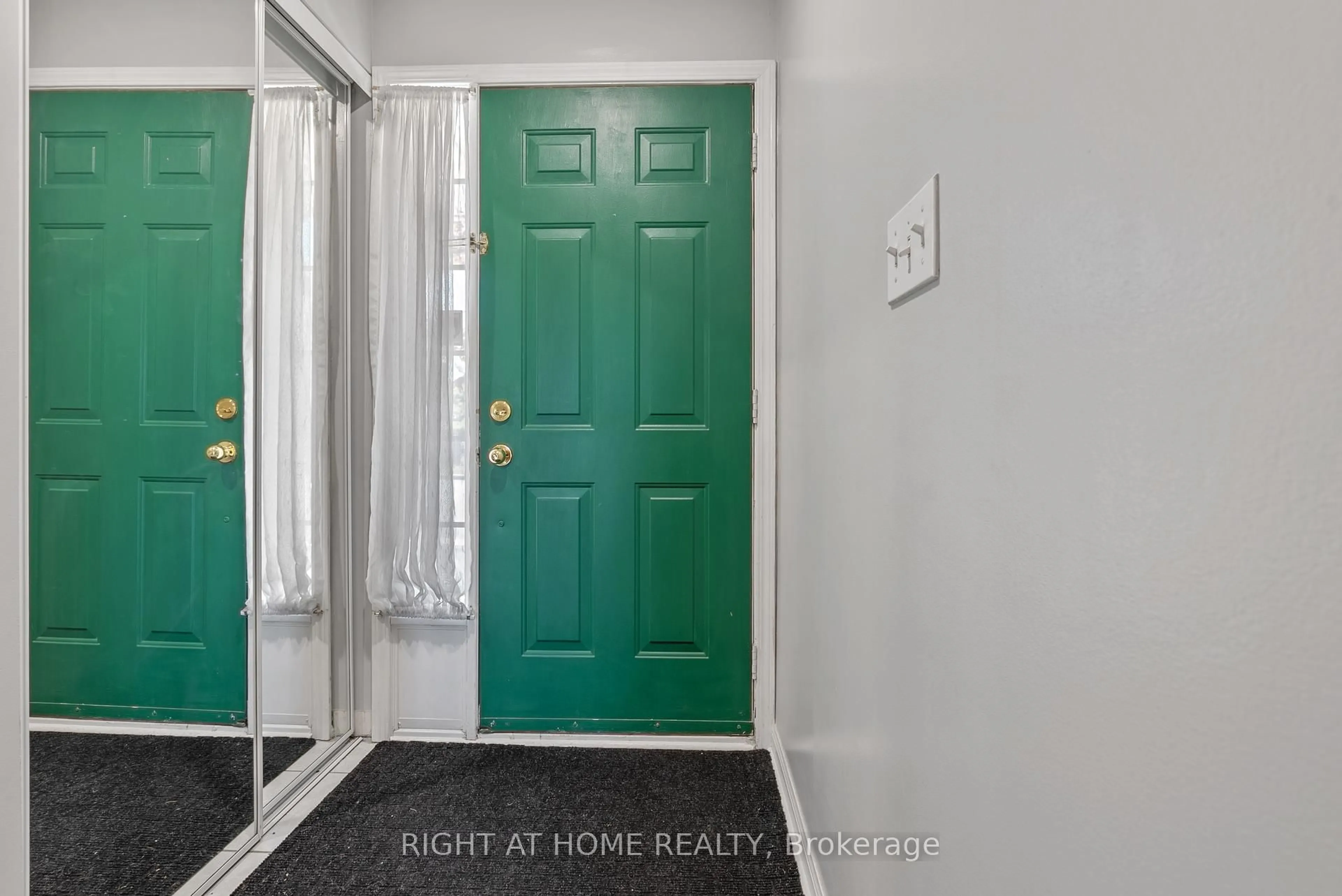 Indoor entryway for 80 Acorn Pl #3, Mississauga Ontario L4Z 4C9
