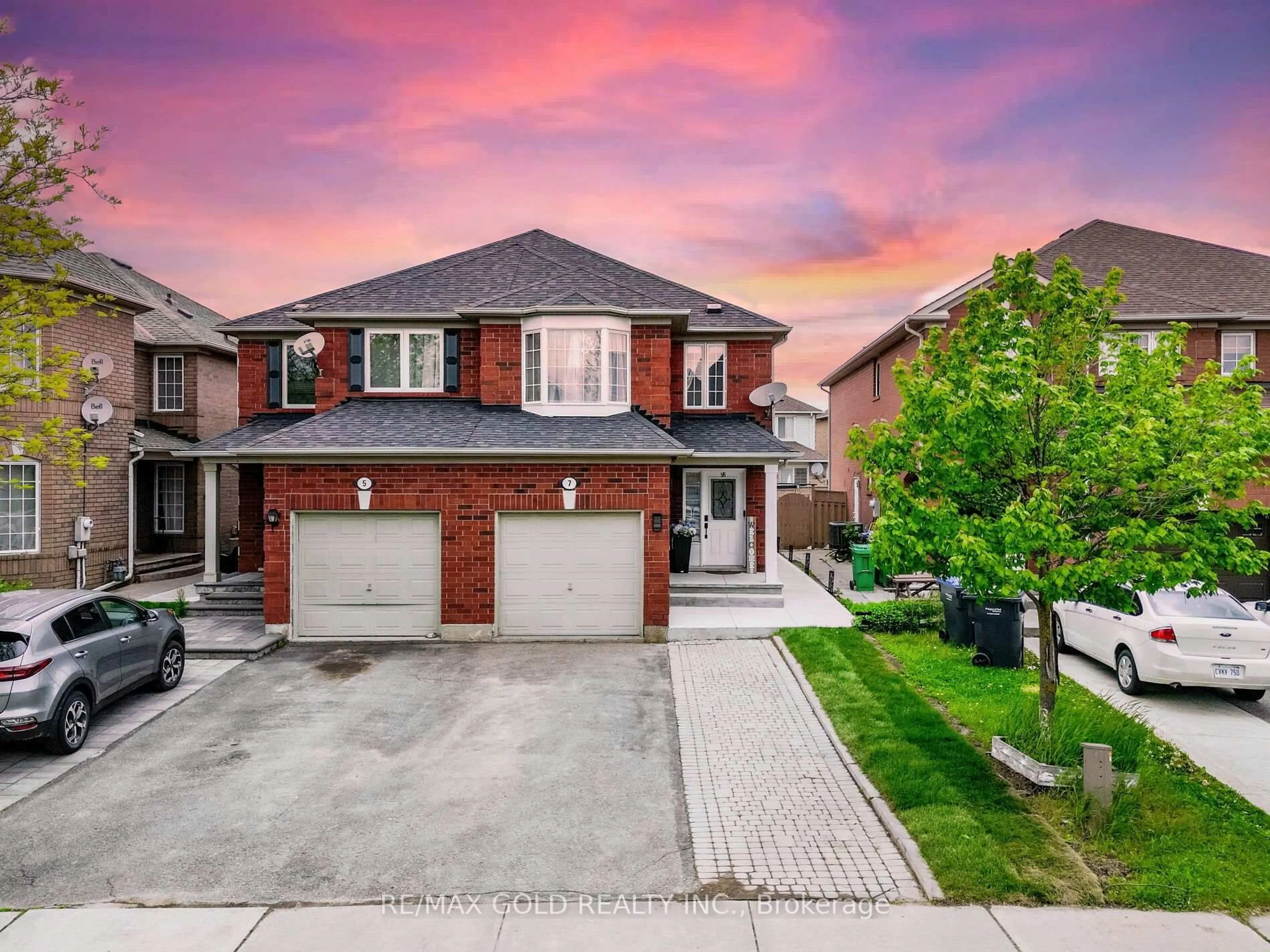 Home with brick exterior material, street for 7 Dunlop Crt, Brampton Ontario L6X 4Z8