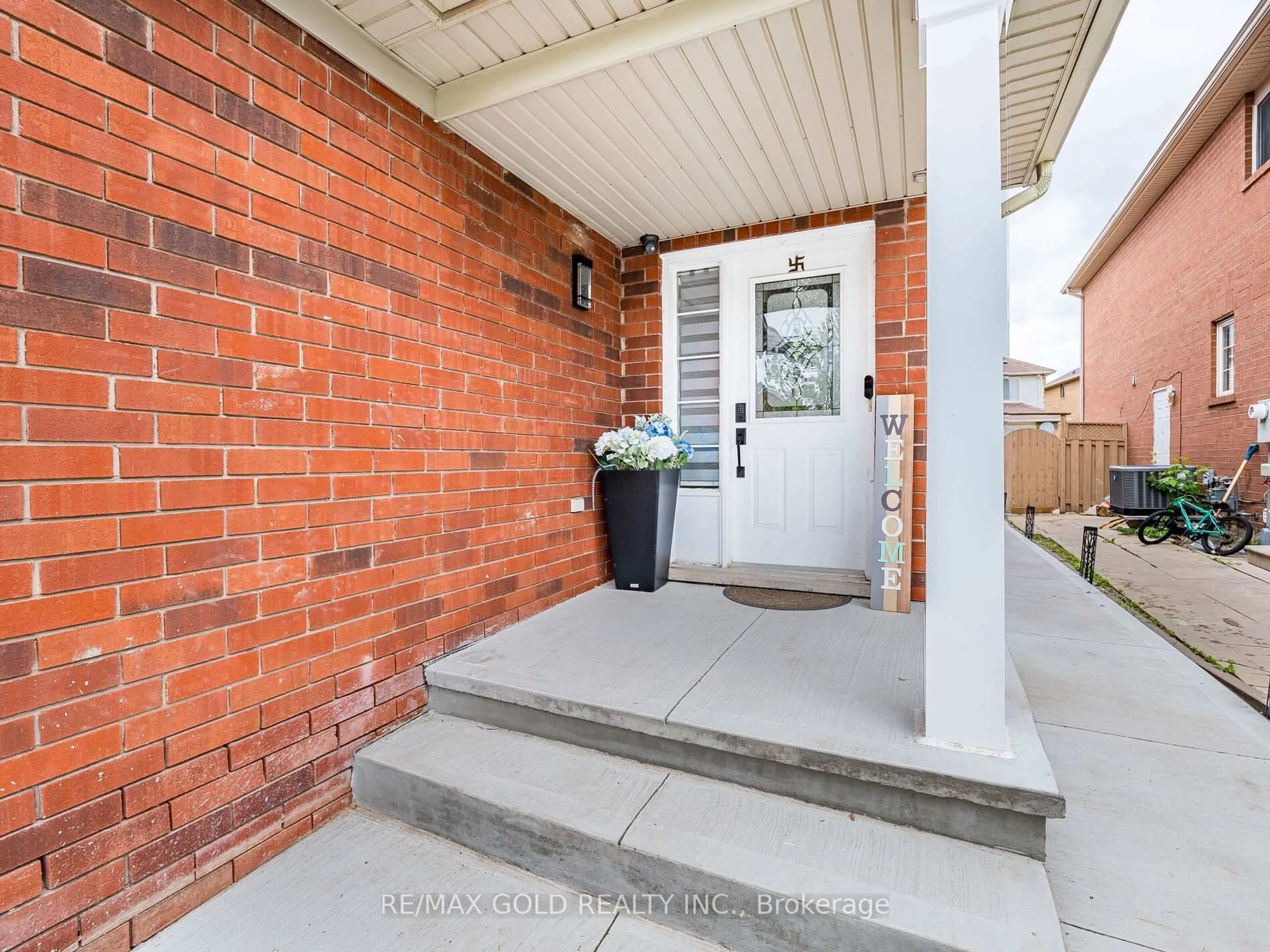 Home with brick exterior material, street for 7 Dunlop Crt, Brampton Ontario L6X 4Z8