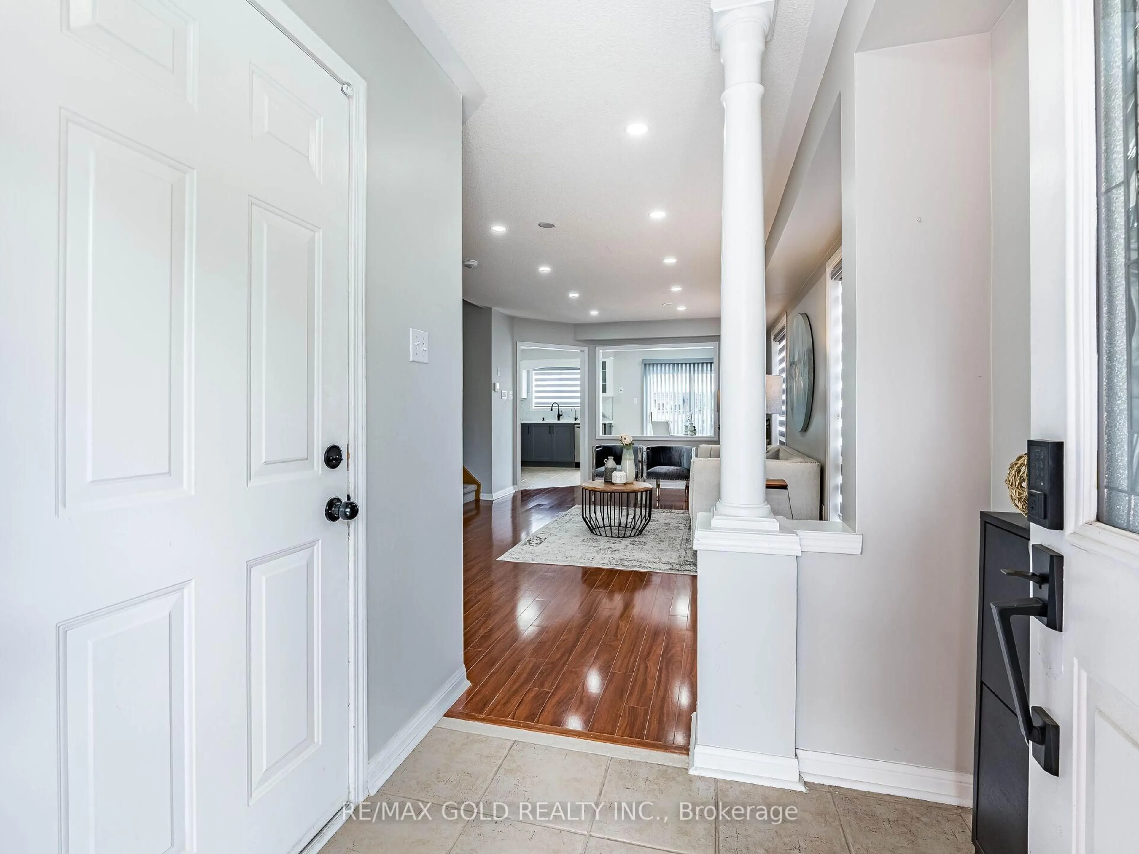 Indoor entryway for 7 Dunlop Crt, Brampton Ontario L6X 4Z8