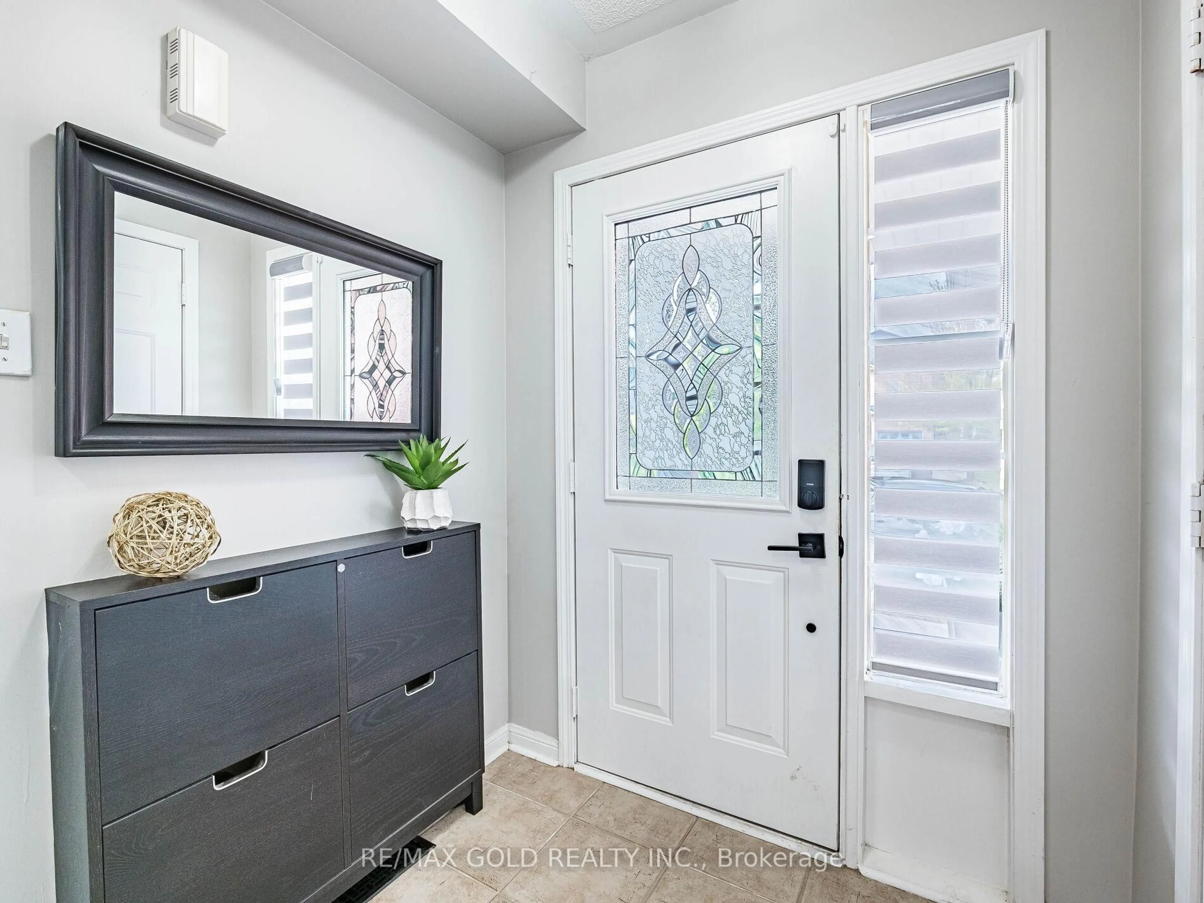 Indoor entryway for 7 Dunlop Crt, Brampton Ontario L6X 4Z8