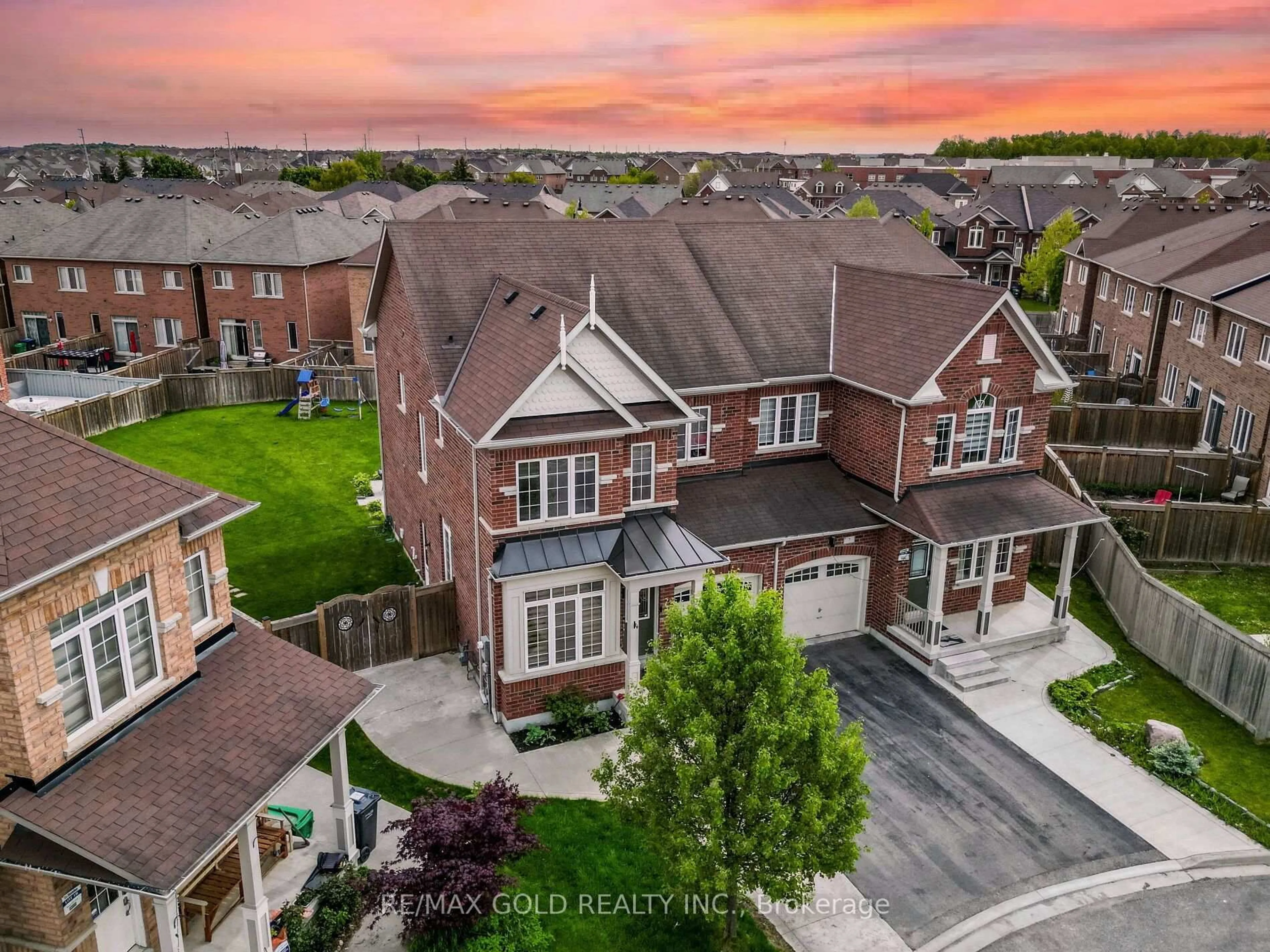 A pic from outside/outdoor area/front of a property/back of a property/a pic from drone, unknown for 9 Kempenfelt Tr, Brampton Ontario L7A 0Z6