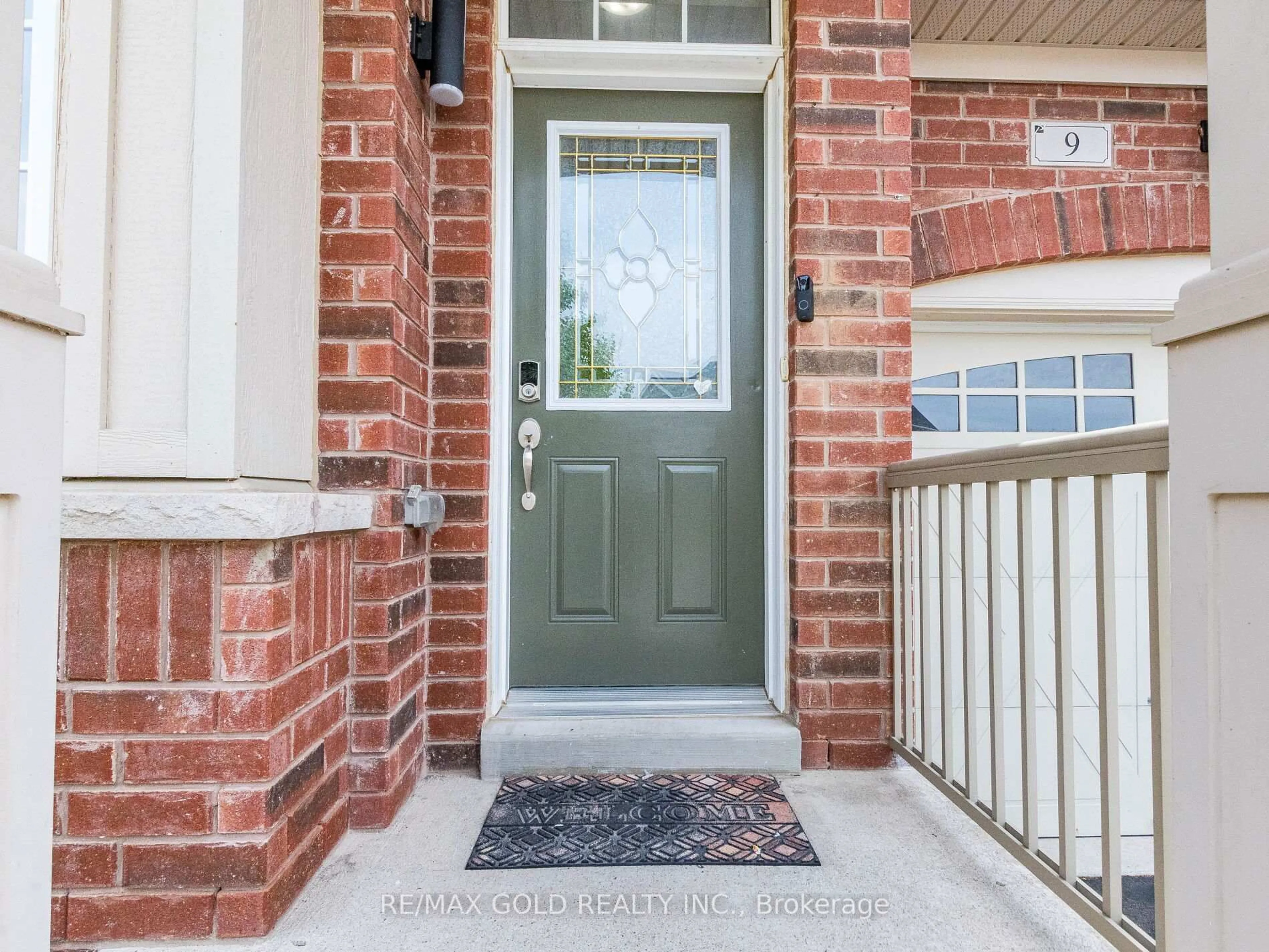 Indoor entryway for 9 Kempenfelt Tr, Brampton Ontario L7A 0Z6