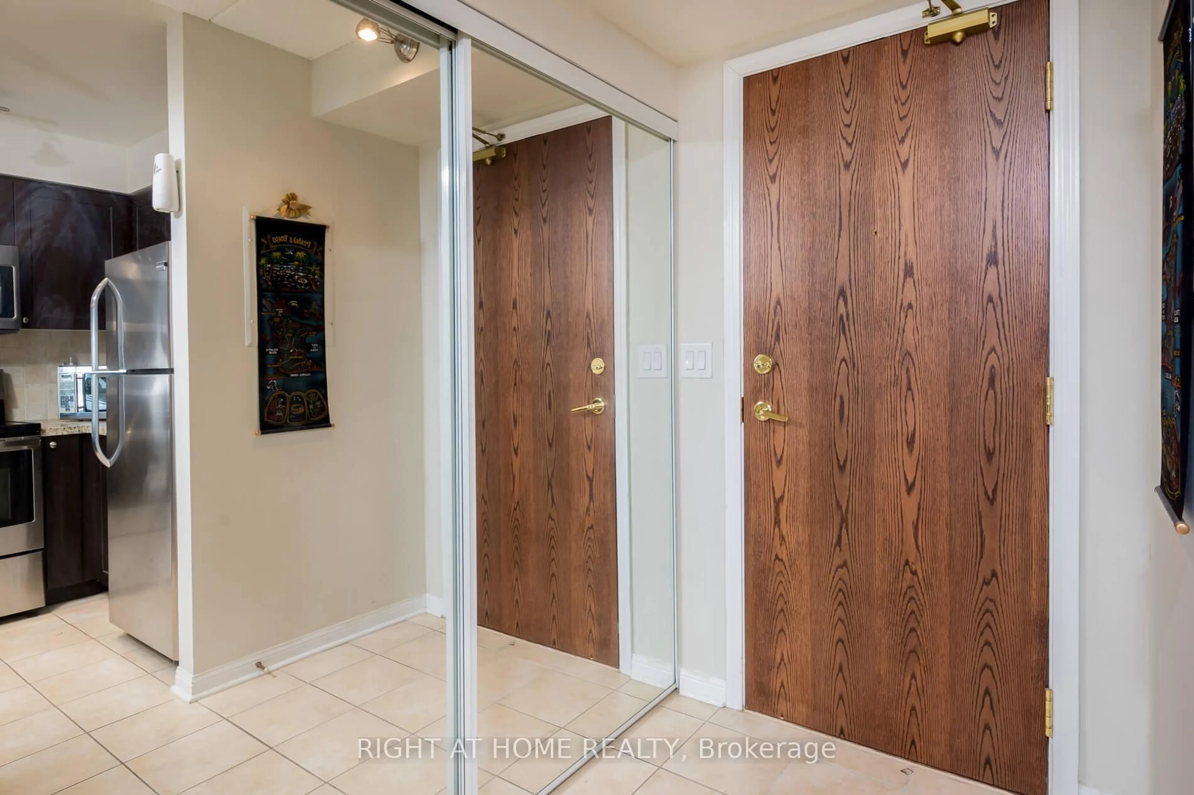 Indoor entryway for 65 Via Rosedale N/A #318, Brampton Ontario L6R 3N8