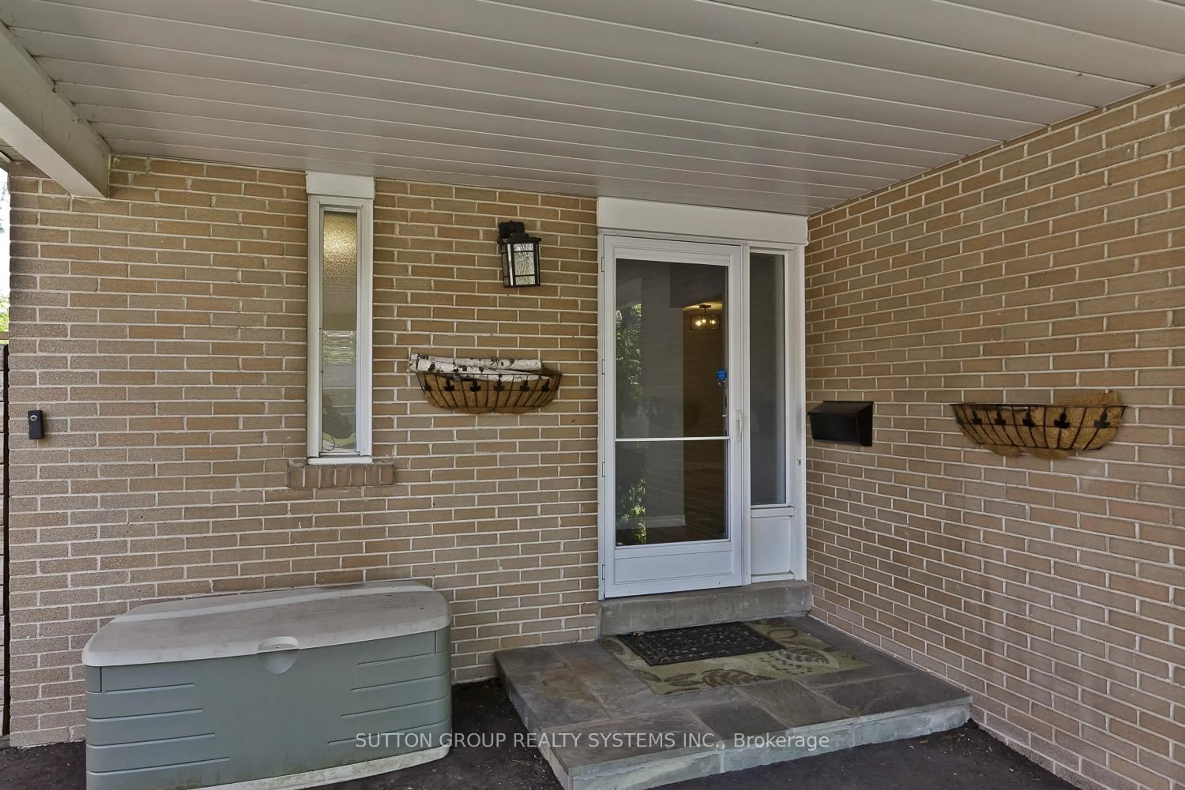 Indoor entryway for 1899 Reiss Crt, Mississauga Ontario L5J 3S2