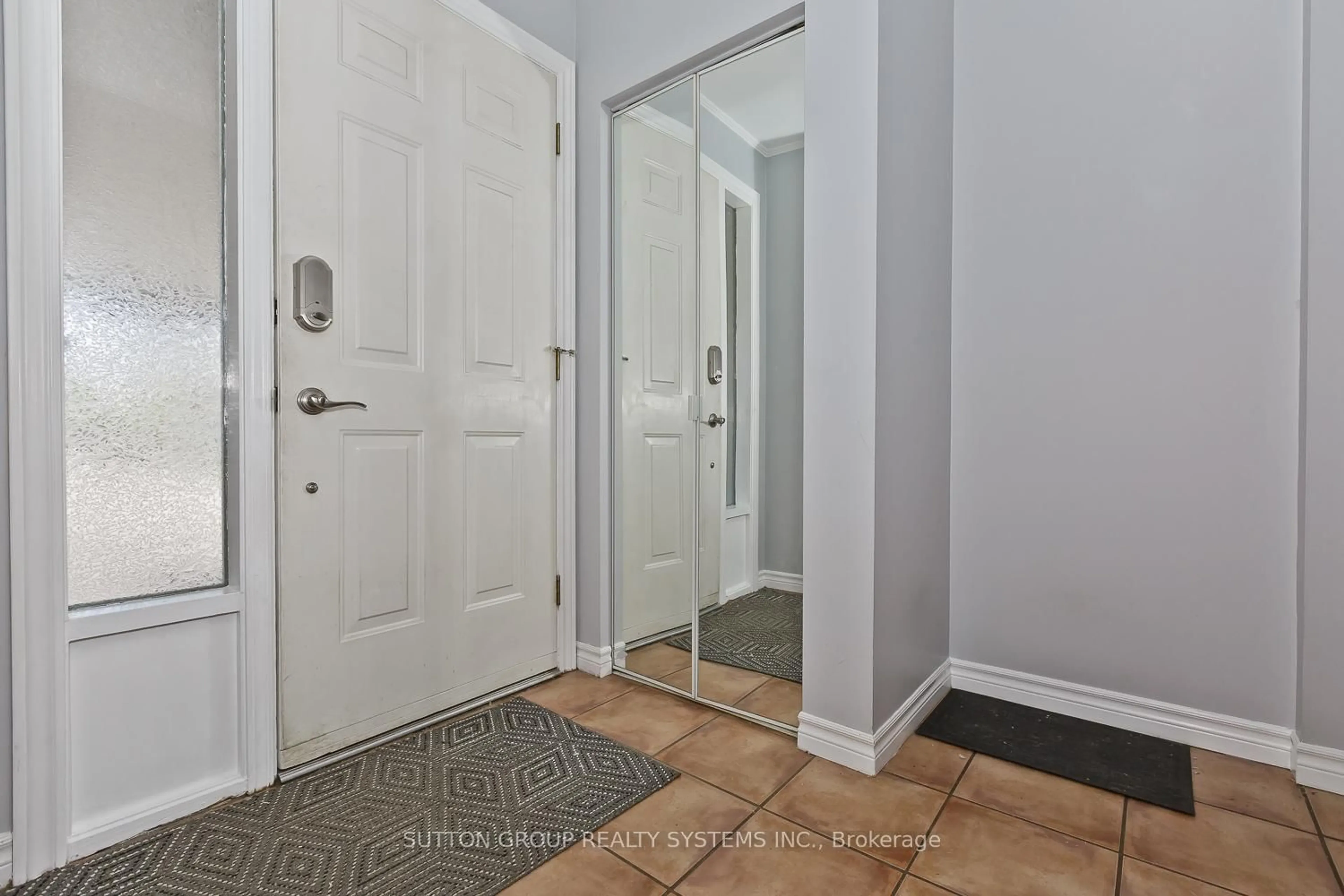 Indoor entryway for 1899 Reiss Crt, Mississauga Ontario L5J 3S2