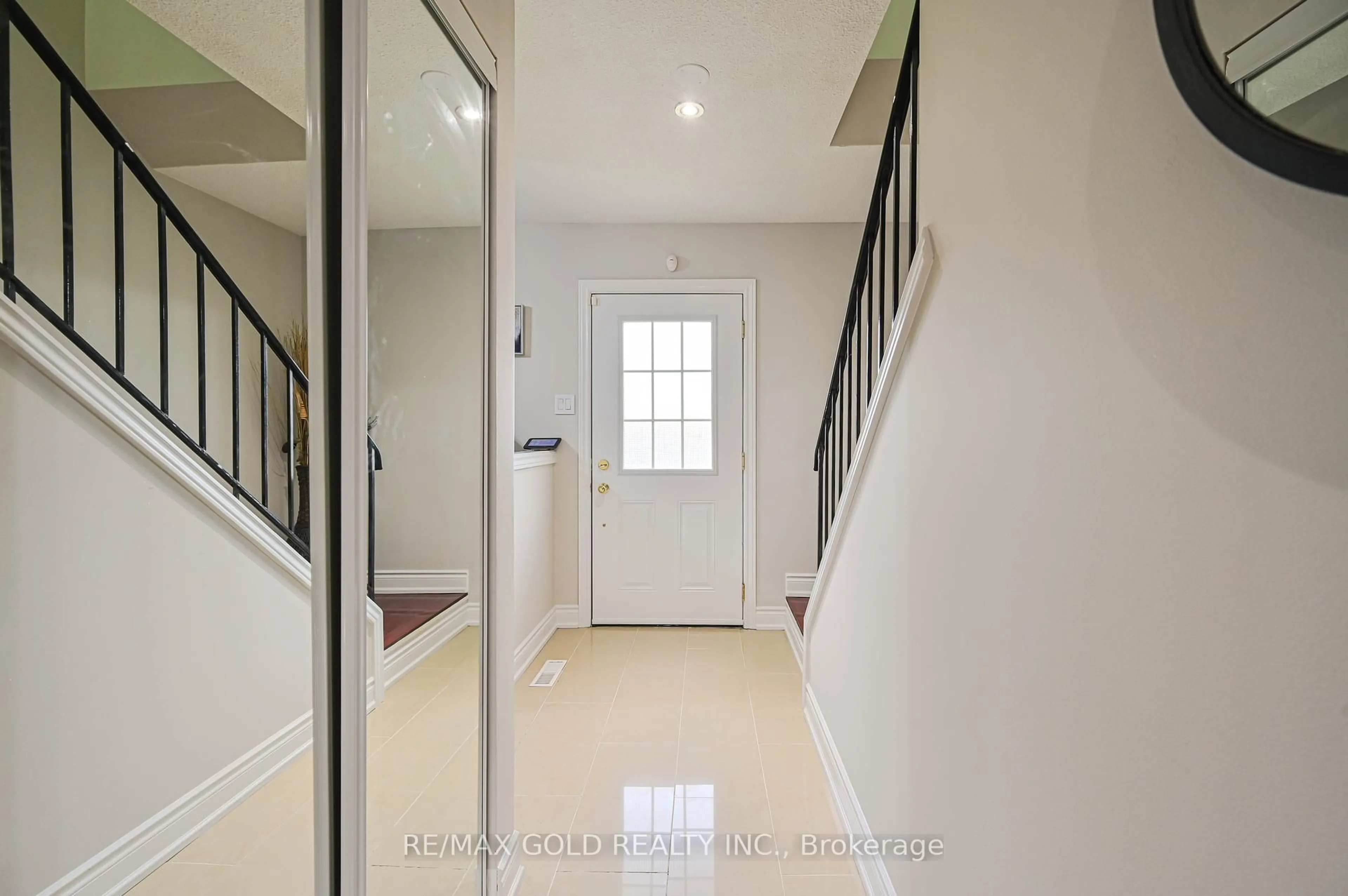 Indoor entryway for 105 Hansen Rd #34, Brampton Ontario L6V 3C9